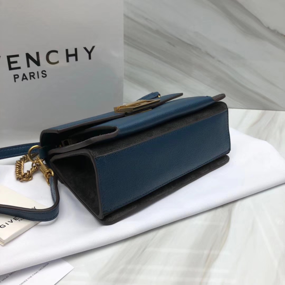GIVENCHY纪梵希GV3大号新款最爱方便轻巧易携带手拎斜挎随意换哟隔层很多不怕放不下[得意][得意]
