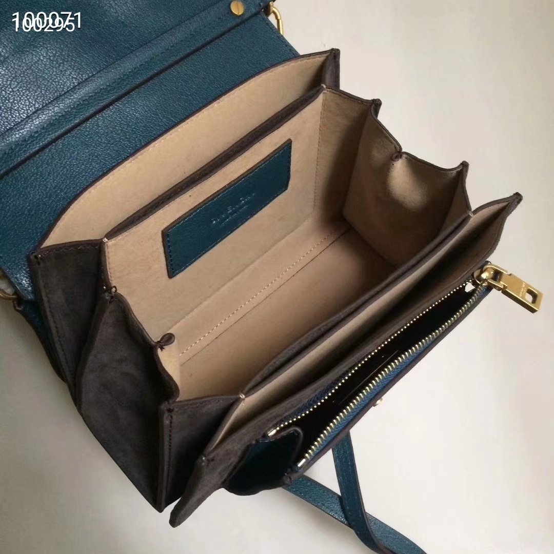 GIVENCHY纪梵希GV3大号新款最爱方便轻巧易携带手拎斜挎随意换哟隔层很多不怕放不下[得意][得意]