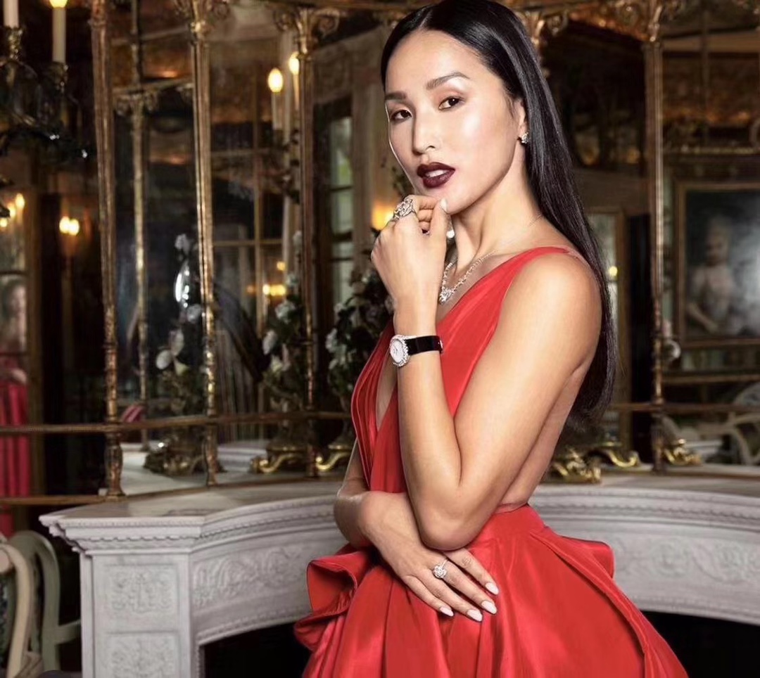 Piaget 伯爵珠宝系列69式终于制作出贝壳面的女款腕表了，白色钻石 上白色贝壳表盘非常显得干净整洁，非常推荐的一款女款腕表
