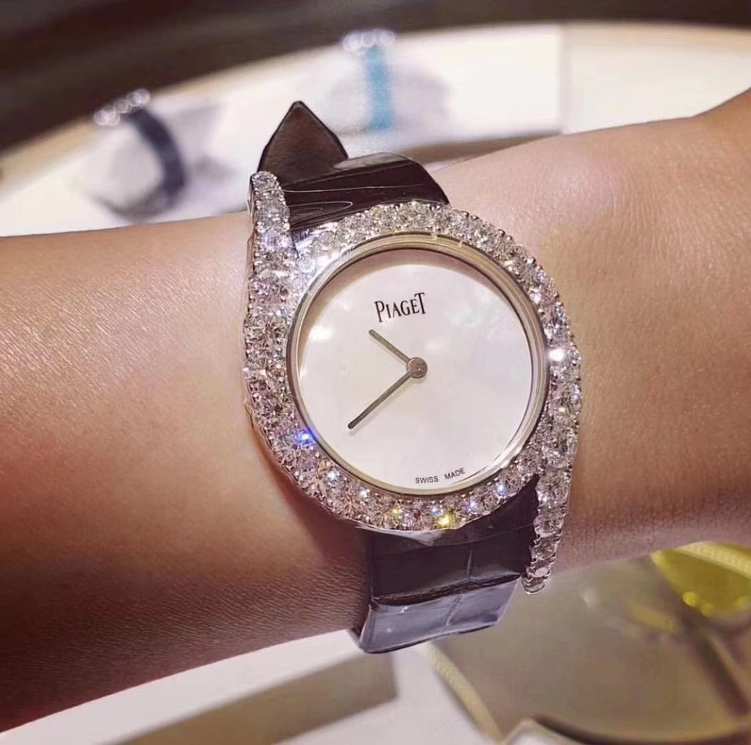 Piaget 伯爵珠宝系列69式终于制作出贝壳面的女款腕表了，白色钻石 上白色贝壳表盘非常显得干净整洁，非常推荐的一款女款腕表