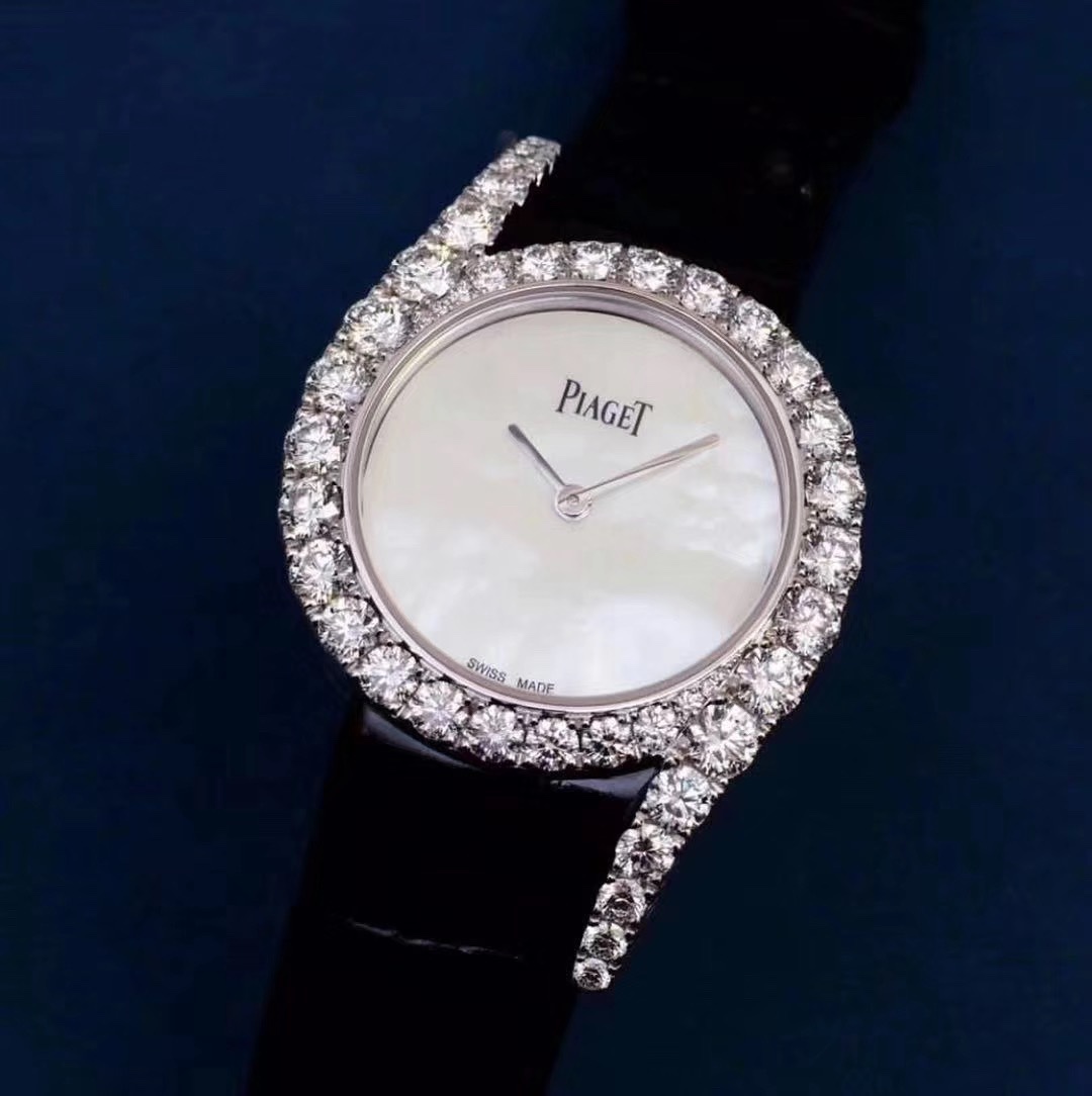 Piaget 伯爵珠宝系列69式终于制作出贝壳面的女款腕表了，白色钻石 上白色贝壳表盘非常显得干净整洁，非常推荐的一款女款腕表