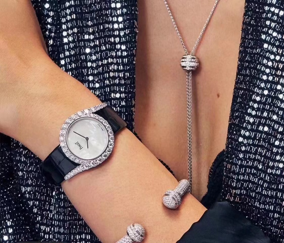 Piaget 伯爵珠宝系列69式终于制作出贝壳面的女款腕表了，白色钻石 上白色贝壳表盘非常显得干净整洁，非常推荐的一款女款腕表