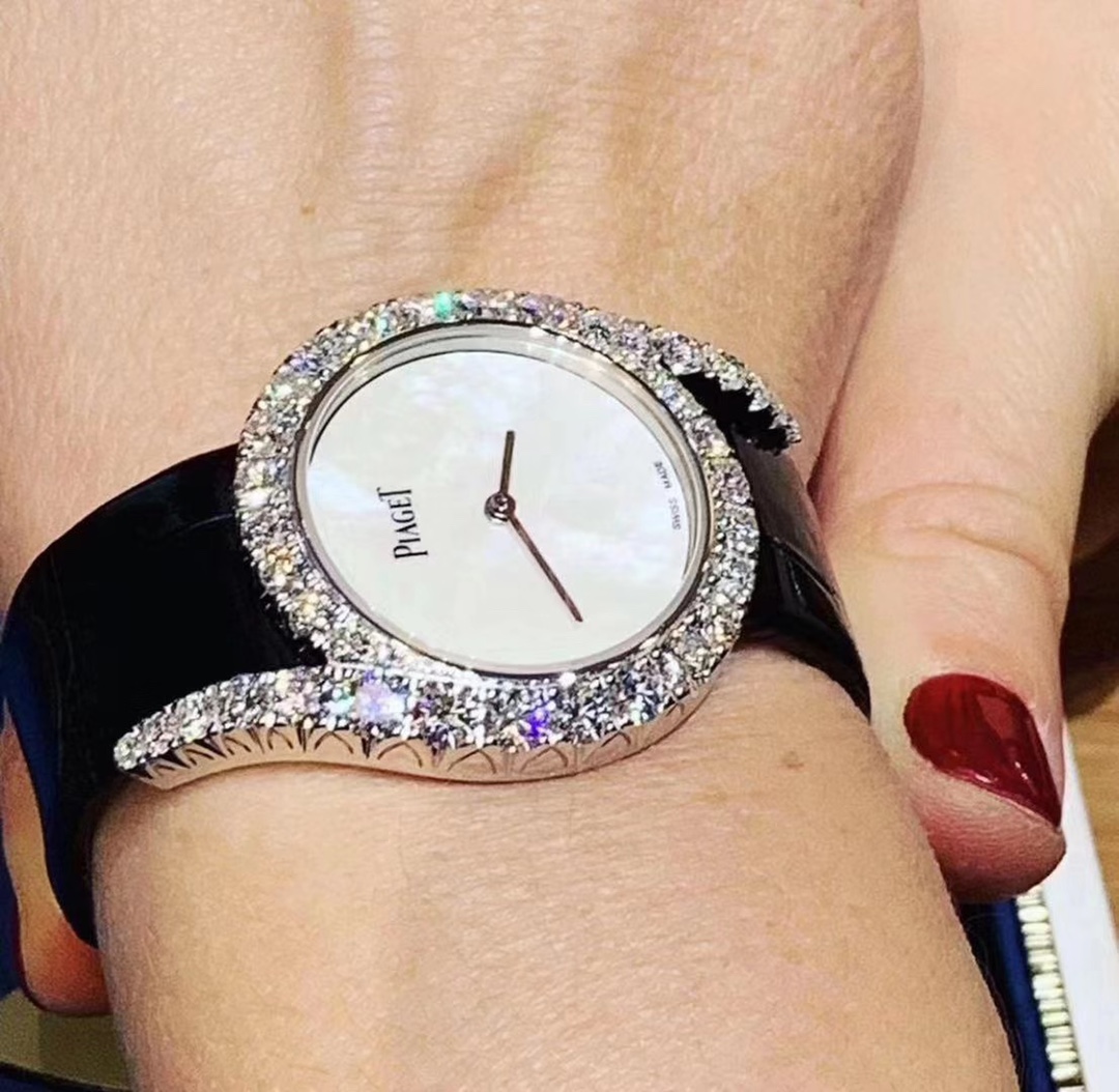 Piaget 伯爵珠宝系列69式终于制作出贝壳面的女款腕表了，白色钻石 上白色贝壳表盘非常显得干净整洁，非常推荐的一款女款腕表
