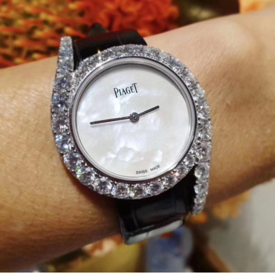 Piaget 伯爵珠宝系列69式终于制作出贝壳面的女款腕表了，白色钻石 上白色贝壳表盘非常显得干净整洁，非常推荐的一款女款腕表