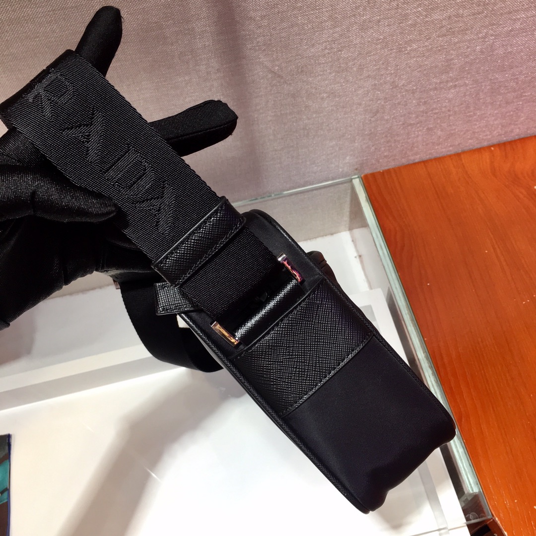 PRADA普拉达进口尼龙材质男士单肩包2VH048