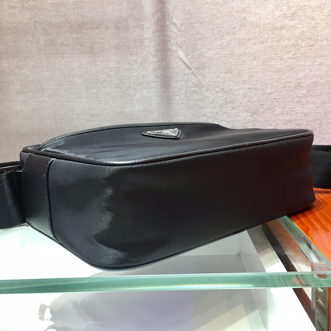 PRADA普拉达进口尼龙材质男士单肩包2VH048