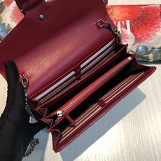 造型挺括的迷你手袋,饰以色彩鲜艳明快的樱桃红色皮革滚边。织纹花呢面料采用具有三维立体效果的纱线编织而成, 造型挺括的迷你手袋,饰以色彩鲜艳明快的樱桃红色皮革滚边。织纹花呢面料采用具有三维立体效果的纱线编织而成,