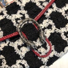 造型挺括的迷你手袋,饰以色彩鲜艳明快的樱桃红色皮革滚边。织纹花呢面料采用具有三维立体效果的纱线编织而成, 造型挺括的迷你手袋,饰以色彩鲜艳明快的樱桃红色皮革滚边。织纹花呢面料采用具有三维立体效果的纱线编织而成,
