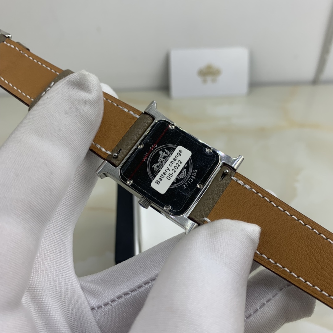 Hermès 皇家 爱马仕H形韩国陶瓷圈平纹系列 26mm 送礼最佳选择 Hermes家表带背面前3线是双线缝制 hermes女表系列 最 百搭王 很多种颜色表带可选 也能配上图片的鳄鱼皮哦