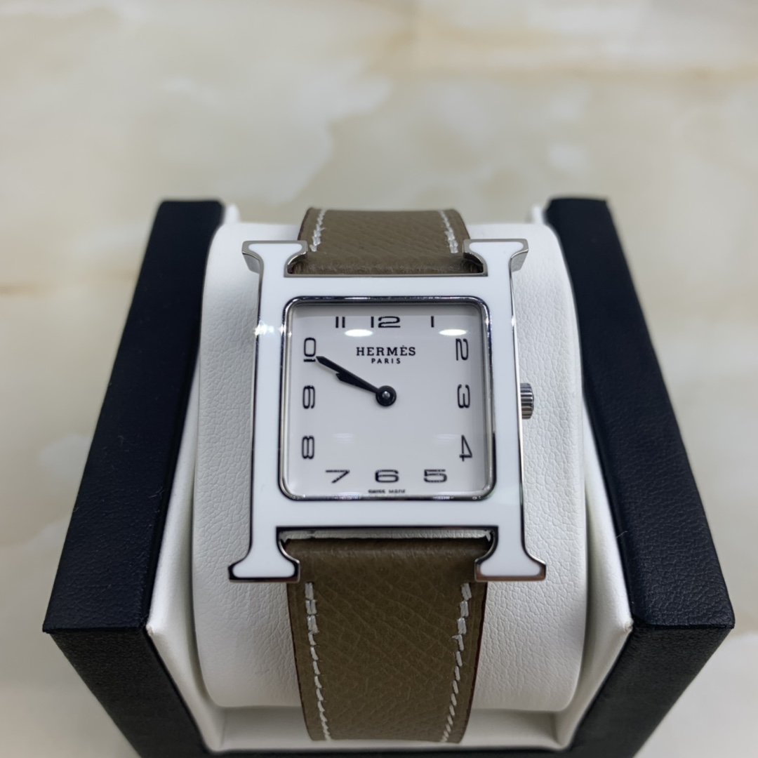Hermès 皇家 爱马仕H形韩国陶瓷圈平纹系列 26mm 送礼最佳选择 Hermes家表带背面前3线是双线缝制 hermes女表系列 最 百搭王 很多种颜色表带可选 也能配上图片的鳄鱼皮哦