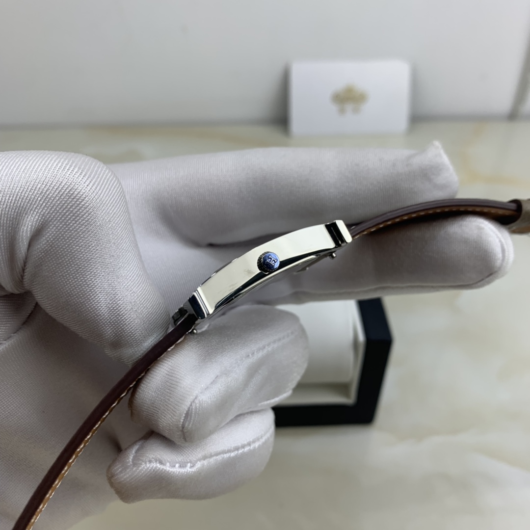 Hermès 皇家 爱马仕H形韩国陶瓷圈平纹系列 26mm 送礼最佳选择 Hermes家表带背面前3线是双线缝制 hermes女表系列 最 百搭王 很多种颜色表带可选 也能配上图片的鳄鱼皮哦