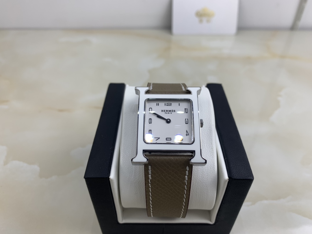 Hermès 皇家 爱马仕H形韩国陶瓷圈平纹系列 26mm 送礼最佳选择 Hermes家表带背面前3线是双线缝制 hermes女表系列 最 百搭王 很多种颜色表带可选 也能配上图片的鳄鱼皮哦