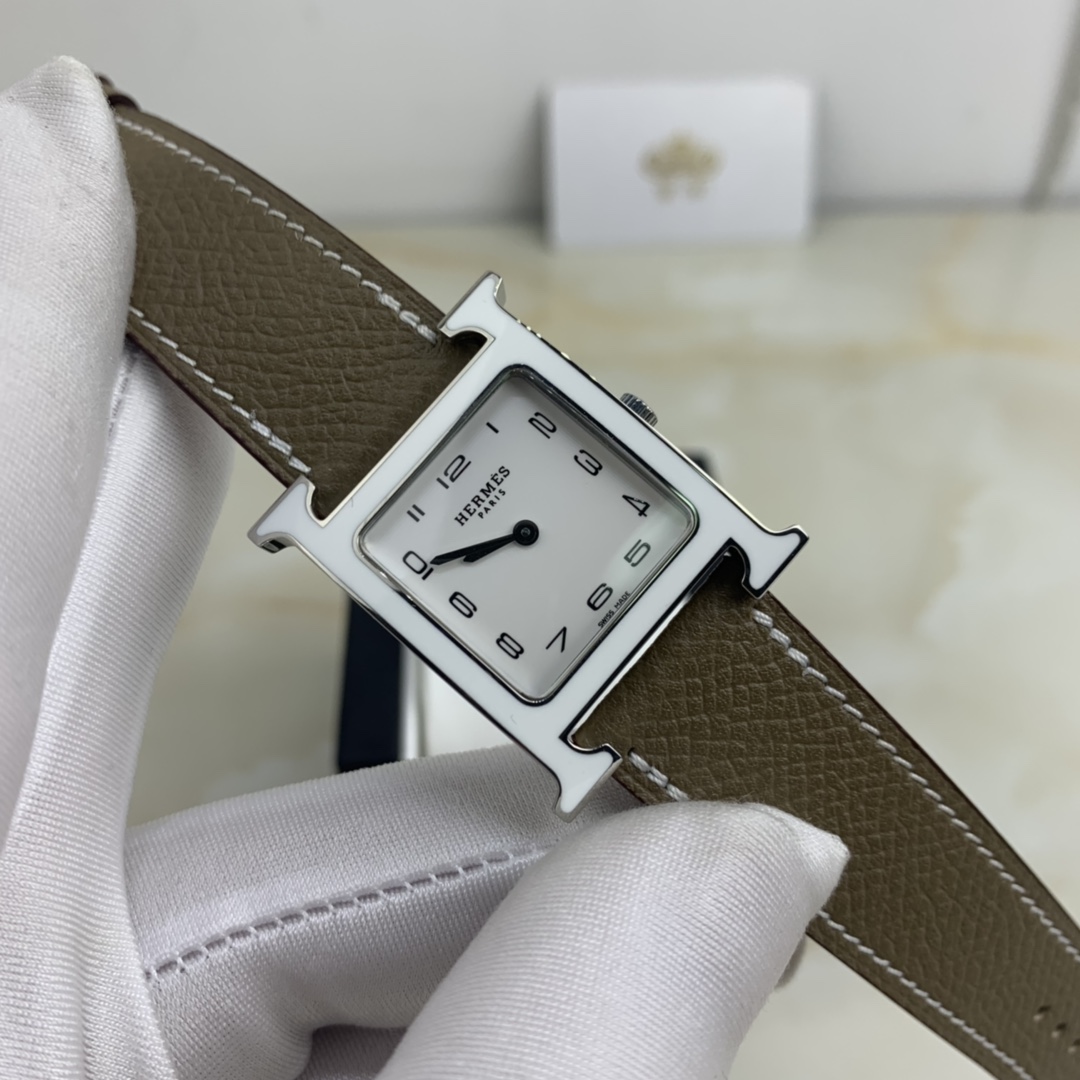 Hermès 皇家 爱马仕H形韩国陶瓷圈平纹系列 26mm 送礼最佳选择 Hermes家表带背面前3线是双线缝制 hermes女表系列 最 百搭王 很多种颜色表带可选 也能配上图片的鳄鱼皮哦