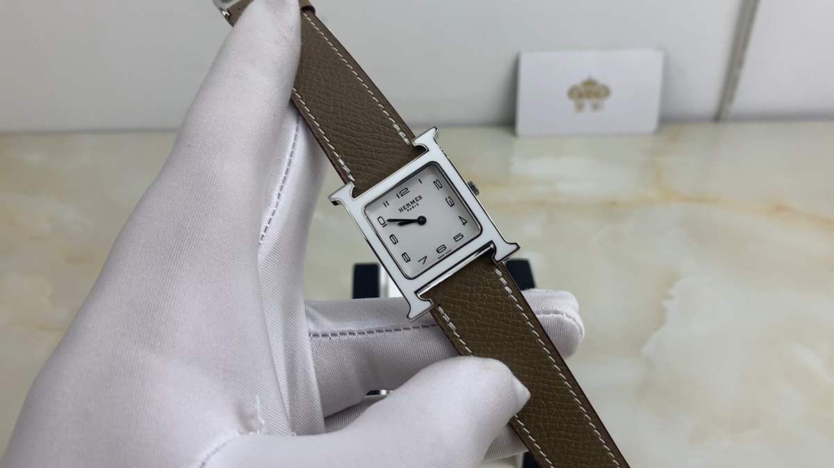 Hermès 皇家 爱马仕H形韩国陶瓷圈平纹系列 视频欣赏26mm 送礼最佳选择 Hermes家表带背面前3线是双线缝制 hermes女表系列 最 百搭王 很多种颜色表带可选 也能配上图片的鳄鱼皮哦