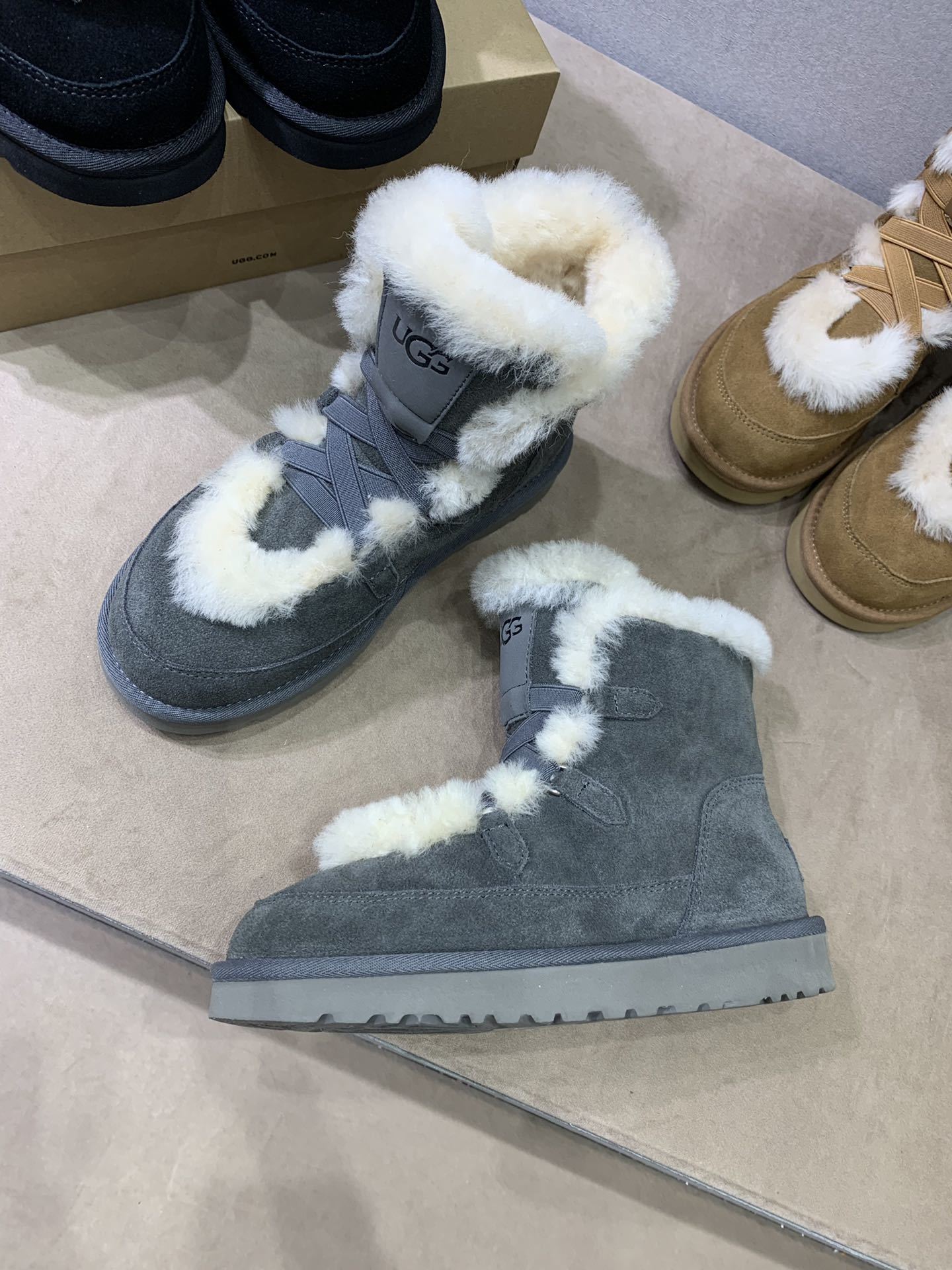 UGG秋冬新款女士休闲雪地靴外翻毛设