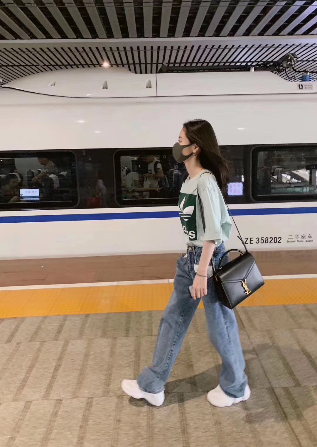 Saint Laurent Ysl CASSANDRA鱼子酱纹手拎包 578000黑色