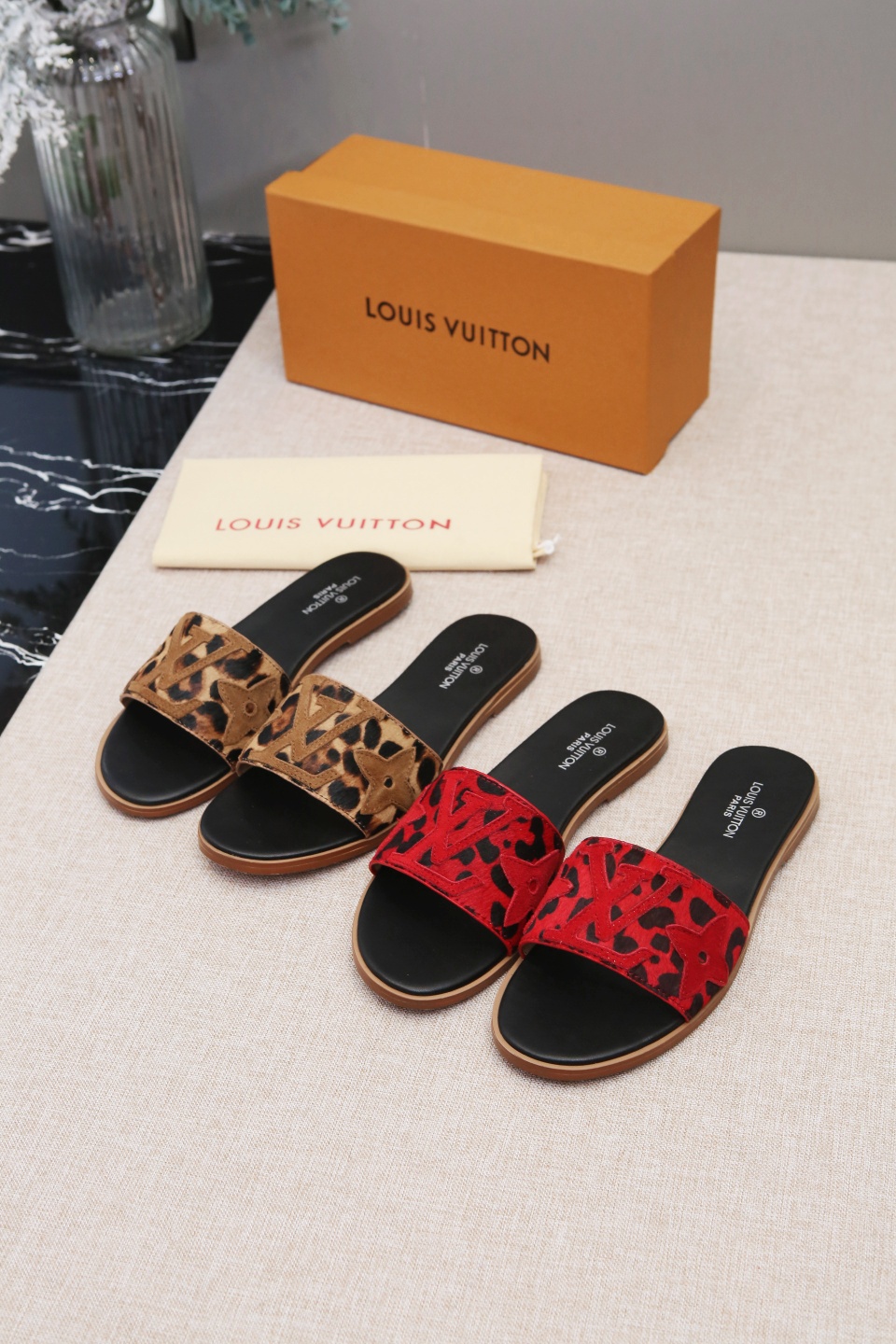 NO:230993,18612-22. The original LV version is one to one, with classic last shape and comfortable flat-soled drag, imported leopard print horse hair, and imported goatskin inside. The colors are available in apricot and red. The above picture is sold, size 35-43. Custom leather outsole 180, split-toe shoes, louis vuitton, sheepskin, Leather soles1986090918612一22.LV原版一比一复刻,楦型经典、穿着舒适的平底拖,面料进口豹纹马毛,内里进口山羊皮,颜色有杏色、红色两种官网色,上图就爆卖款,35-43码 订做真皮大底180,分趾鞋,louis vuitton,sheepskin,Leather soles,Women's Shoes