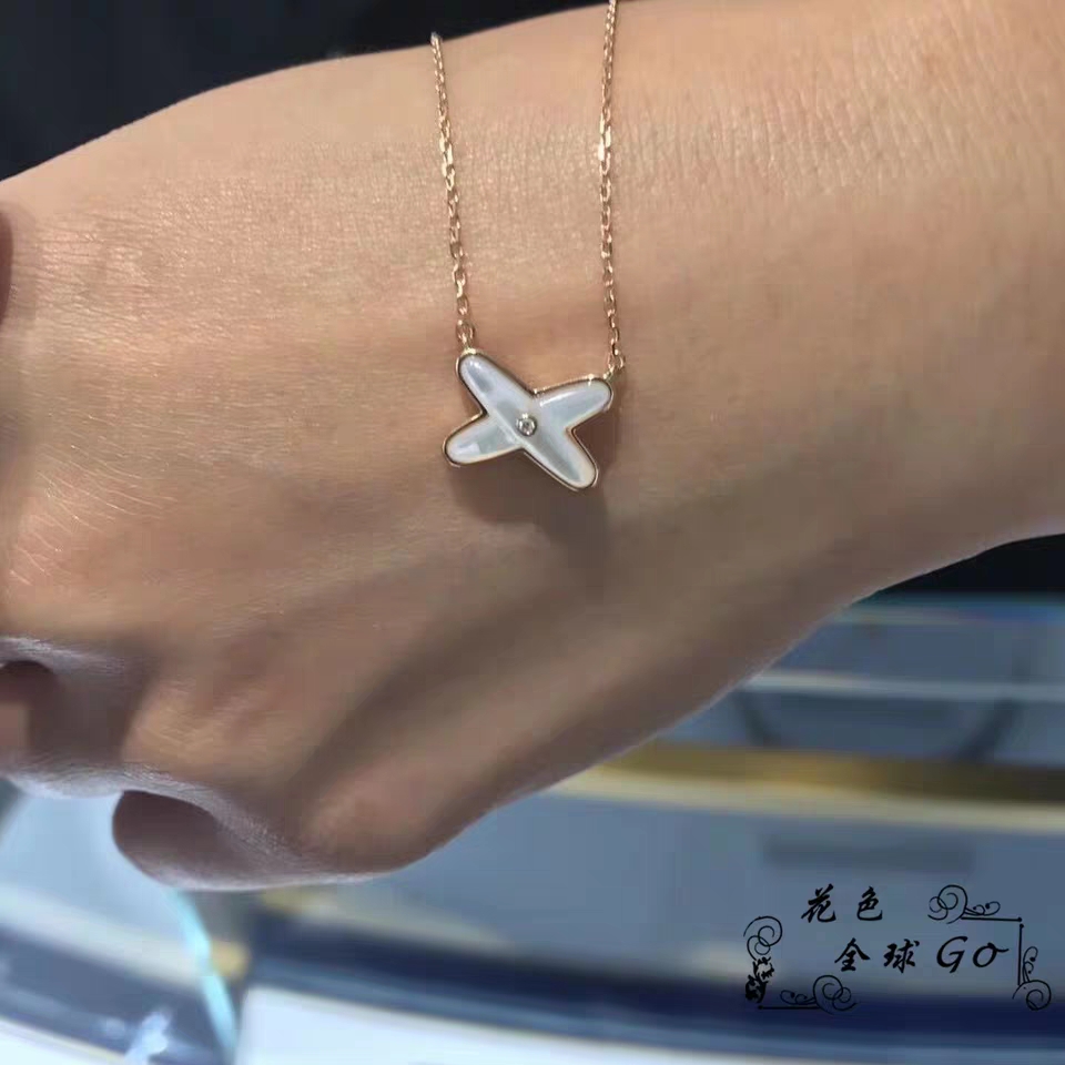 NO:100973,Countdown to the Spring Festival holiday, last 2 days of shipping, hot sale, gift recommendation, chaumet Shangmei Jewelry, Yuanshi Yisheng Cross White Shell Set, no satisfactory version, no beautiful white Shell is set, and will never ship, haha, finally in stock, Shangmei, chaumet19860909春节放假倒计时、最后2天发货 热销款,礼物推荐 chaumet尚美珠宝 缘系一生 交叉白贝套装 没有改到满意的版本 没有定好漂亮的白贝 坚决不出货哈哈 终于是现货咯,尚美,chaumet,Jewelry