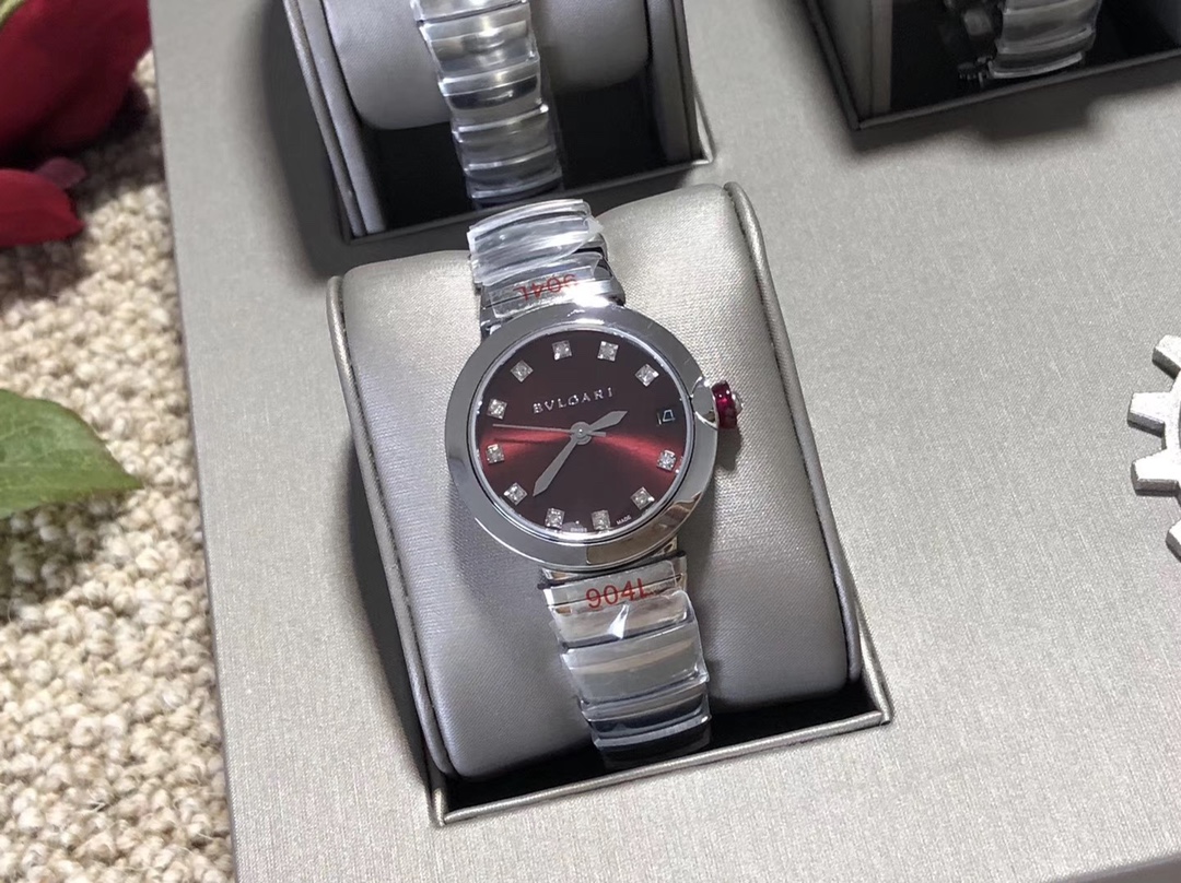 Bvlgari 宝格丽LVCEA系列腕表被赋予“光的化身” 腕表，直径33毫米