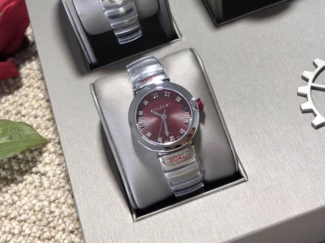 Bvlgari 宝格丽LVCEA系列腕表被赋予“光的化身” 腕表，直径33毫米