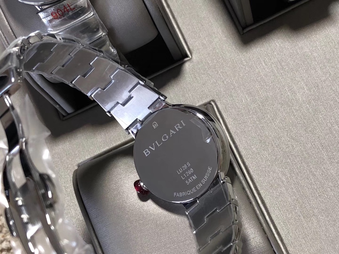 Bvlgari 宝格丽LVCEA系列腕表被赋予“光的化身” 腕表，直径33毫米