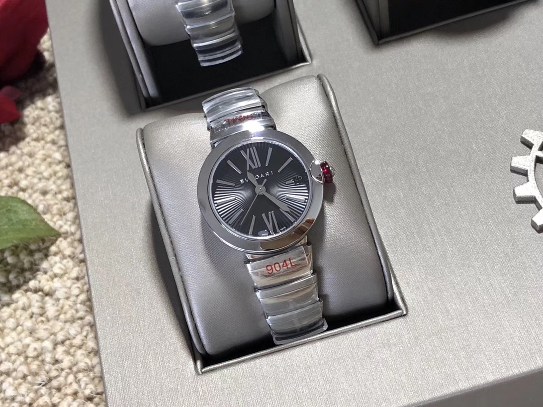 Bvlgari 宝格丽LVCEA系列腕表被赋予“光的化身” 腕表，直径33毫米