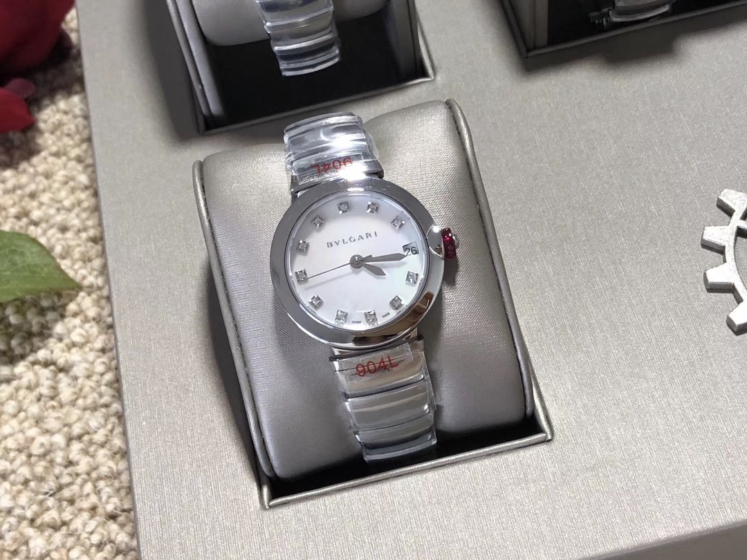 Bvlgari 宝格丽LVCEA系列腕表被赋予“光的化身” 腕表，直径33毫米