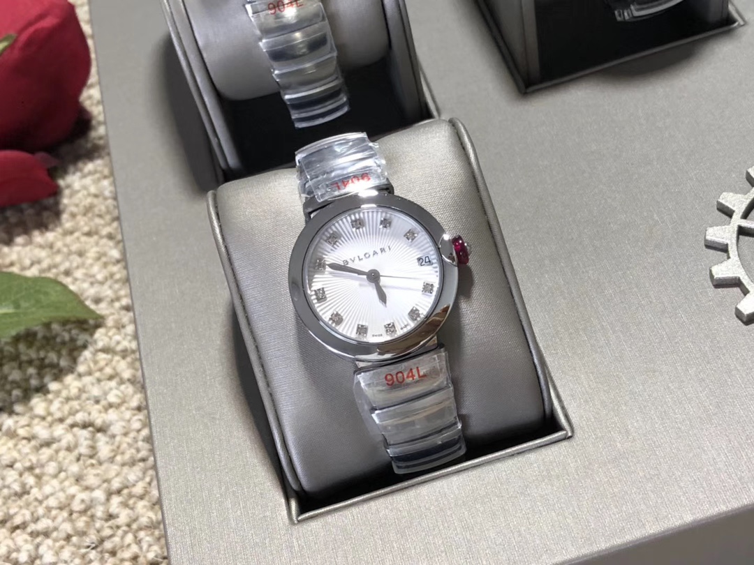 Bvlgari 宝格丽LVCEA系列腕表被赋予“光的化身” 腕表，直径33毫米