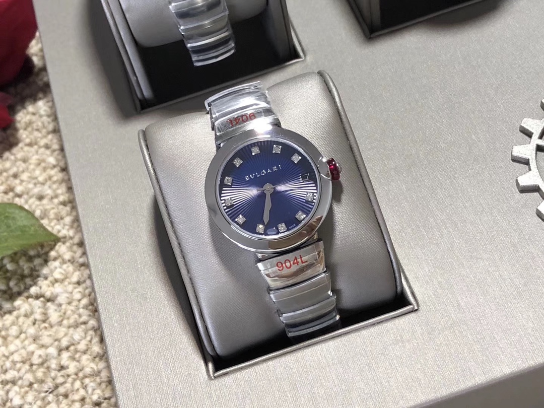 Bvlgari 宝格丽LVCEA系列腕表被赋予“光的化身” 腕表，直径33毫米