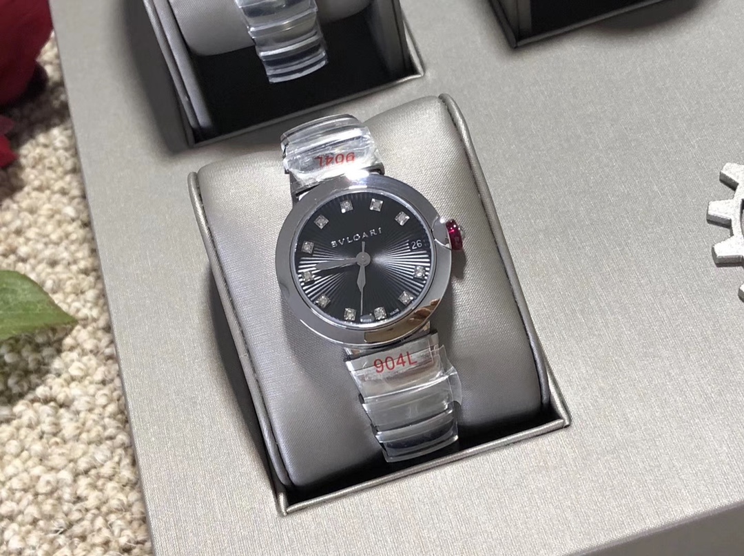 Bvlgari 宝格丽LVCEA系列腕表被赋予“光的化身” 腕表，直径33毫米