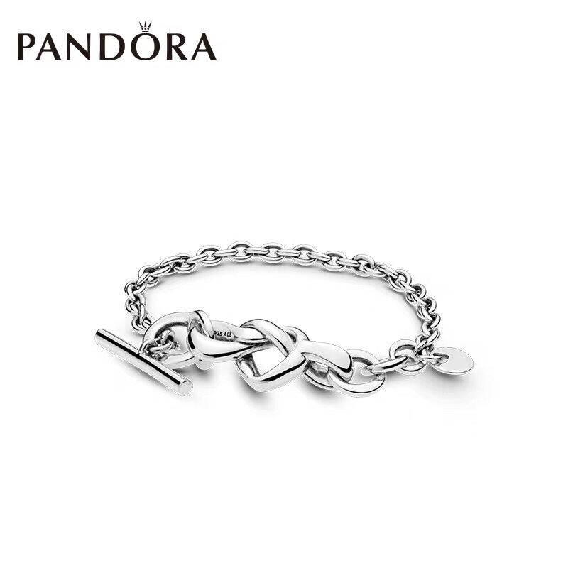 NO:602653,Guan Xiaotong's official website endorses the latest Pandora 'Intertwined Hearts' personality and simple 925 sterling silver bracelet. For couples, the infinity symbol that carries love creates a wonderful fate. The symbol that symbolizes eternal love is inspired by love and family bonds. The polished design features large links and a concentric knot in the center. There is no need to match the charm. The peach heart toggle that passes through the large links is more convenient to wear. The T-shaped lock is fashionable without losing the classic polished rope heart shape.  Showing the emotional connection and bond, the size of the bracelet is 16/18/20cm (the same as the official website). The material is 925 sterling silver. Welcome to place an order. Pandora bracelet, bracelet, pure silver19860909关晓彤代言官网最新潘多拉“心意交织”个性简约 925纯银手链 情侣款,因爱结缘承载爱意的无限符号缔结奇妙缘分象征恒久之爱的符号以爱和家庭羁绊为灵感抛光设计主打大号链节和中心的同心结无需搭配串饰,穿过大号链节的桃心栓扣更方便取戴T型锁扣时尚又不失经典抛光绳结之心造型 展现了情感的联结与羁绊手链尺寸16/18/20cm（同官网一致）材质925纯银,,欢迎下单,潘多拉手链,bracelet,pure silver,Jewelry