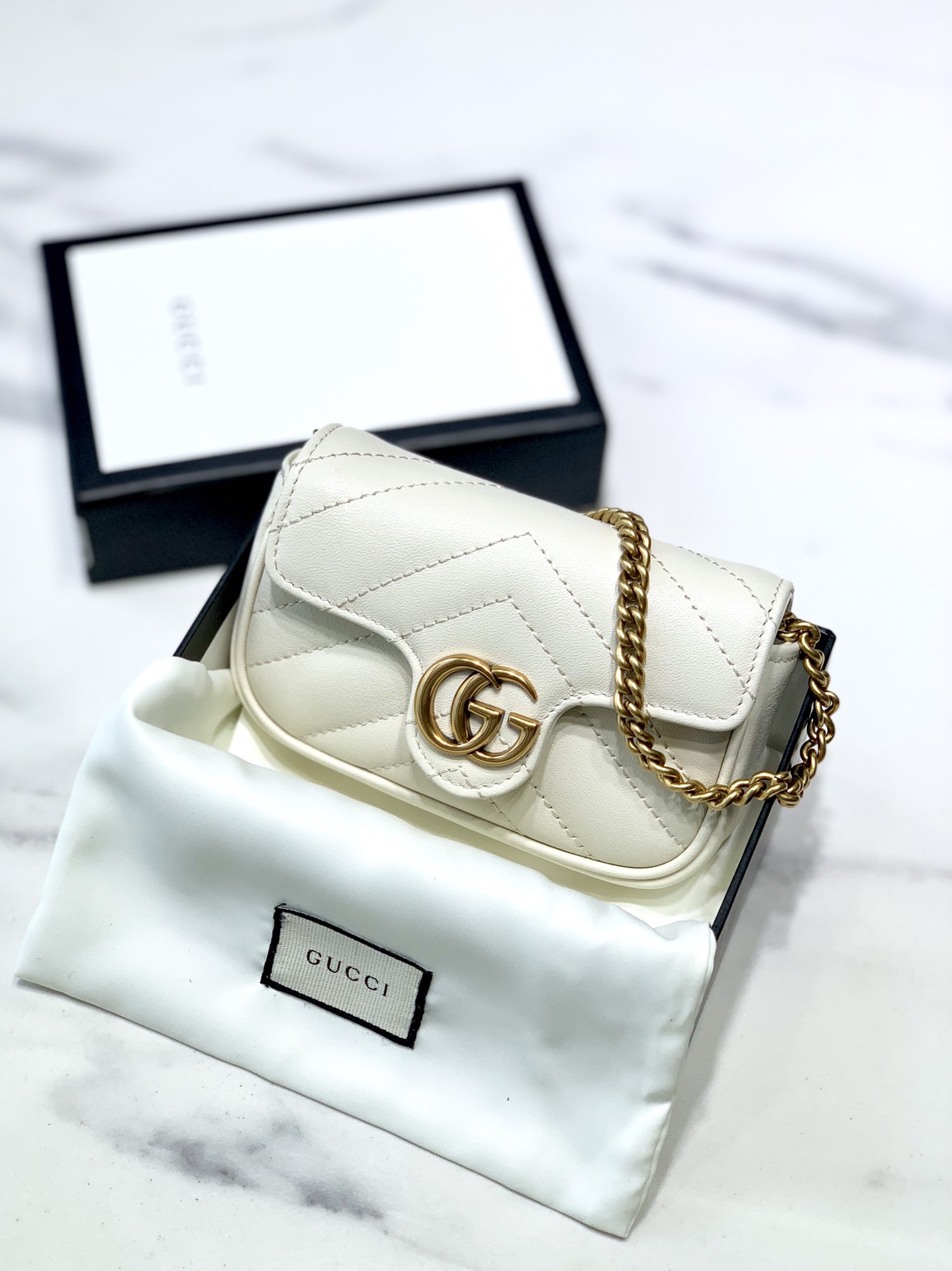 [New Arrival] Original GG Marmont Supermini from the factory. This is an even smaller version than the mini—too small to hold much, but perfect for showing off! The craftsmanship is so good, I’m proud of it myself! Model: Original top-grade 575161 Size: 13*9*5 cm 432045 image 1