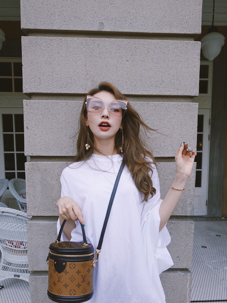 NO:197316,Original single hardware ETIT NOE handbag M43986 yellow flower 2019 new style bucket bag catwalk handbag cylindrical bag, incorporates modern elements into the classic Noé design. The combination of soft Monogram canvas and cowhide material interprets the classics to the fullest!  Old-fashioned yellow flower color-blocking cylinder bag oo[handshake][handshake] fashionable and elegant urban handbag. Detailed features Size: 16×14.5×16cm, LV [top original list], louis vuitton, cowhide19860909原单五金ETIT NOE 手袋 M43986黄花 19年新款 水桶包走秀款手提包 圆筒包,于经典Noé设计中融入现代元素.柔软Monogram帆布与牛皮材质的组合 把经典演绎得淋淋尽致！老花拼黄花拼色圆筒包oo[握手][握手]时尚又优雅的都市手袋.详细特征 Size: 16×14.5×16cm,LV【顶级原单】,louis vuitton,cowhide,Bag