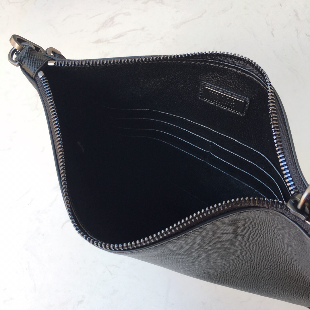 PRADA普拉达进口十字纹牛皮男士手包2NG005