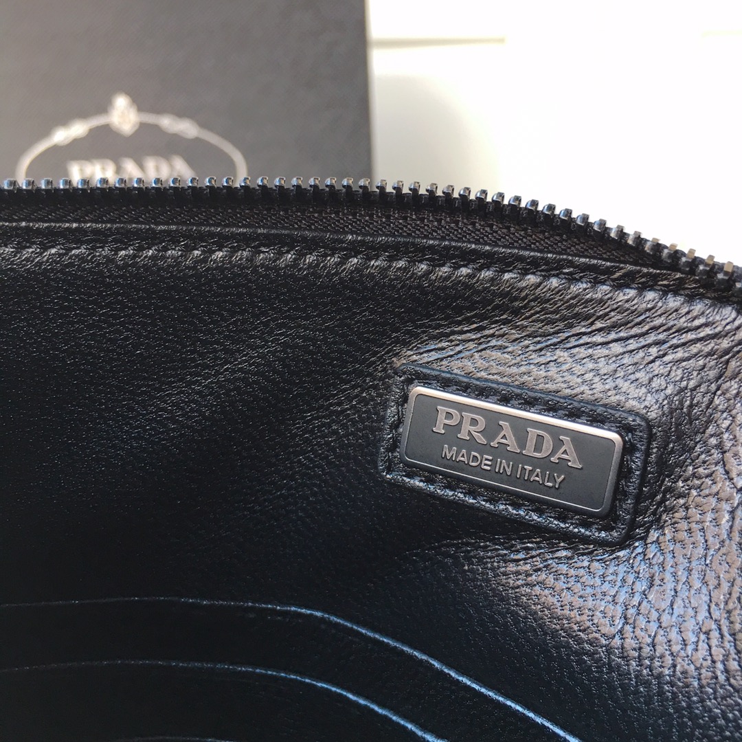 PRADA普拉达进口十字纹牛皮男士手包2NG005