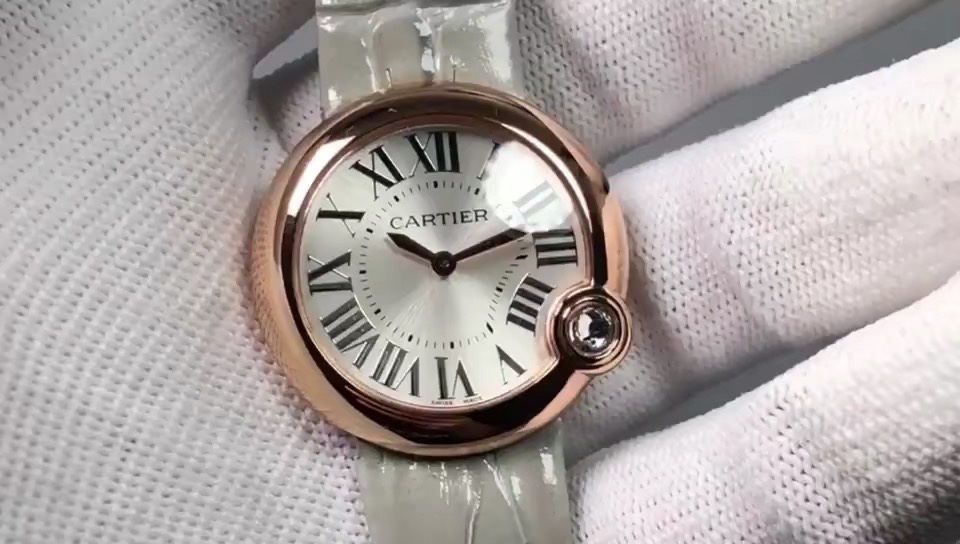 Cartier 卡地亚Ballon de Cartier系列腕表闪亮登场：这款女士珠宝腕表的最大亮点在于表壳4时位置点缀一颗光华璀璨的钻石