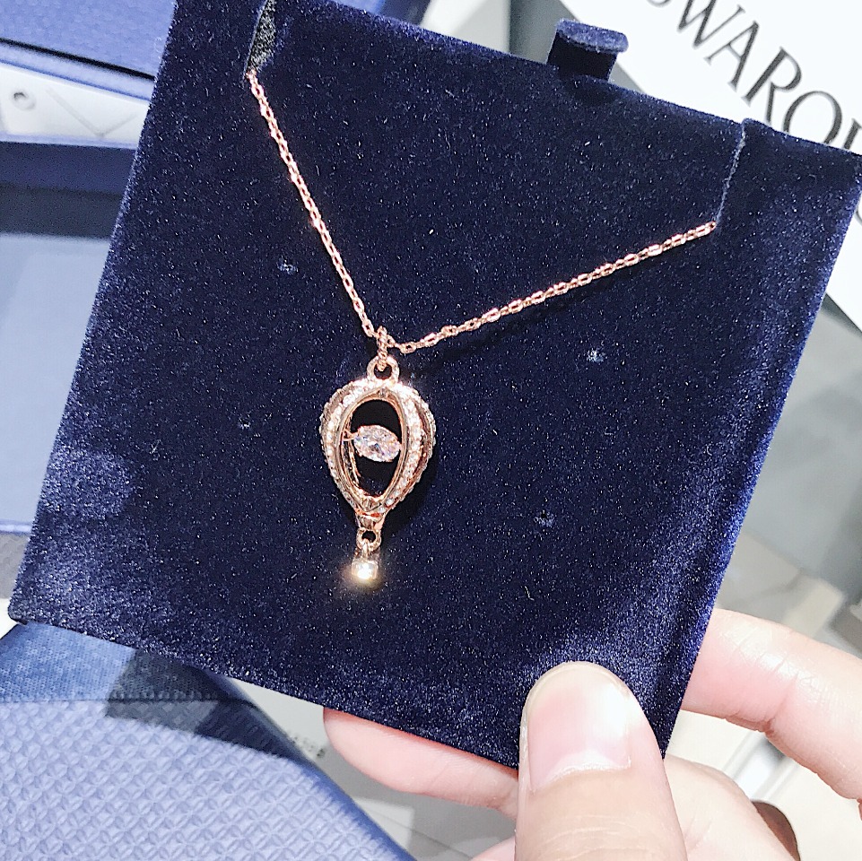 批💰 100 《情人节》
官方货号:5483990
【专柜品质】
施华世洛奇Swarovski,玫瑰金INTO THE SKY热气球女项链,浪漫主义告白气球为设计元素,揉合跳动的心系列灵感,附带全套专包柜装,条码防伪可扫,专柜小票。