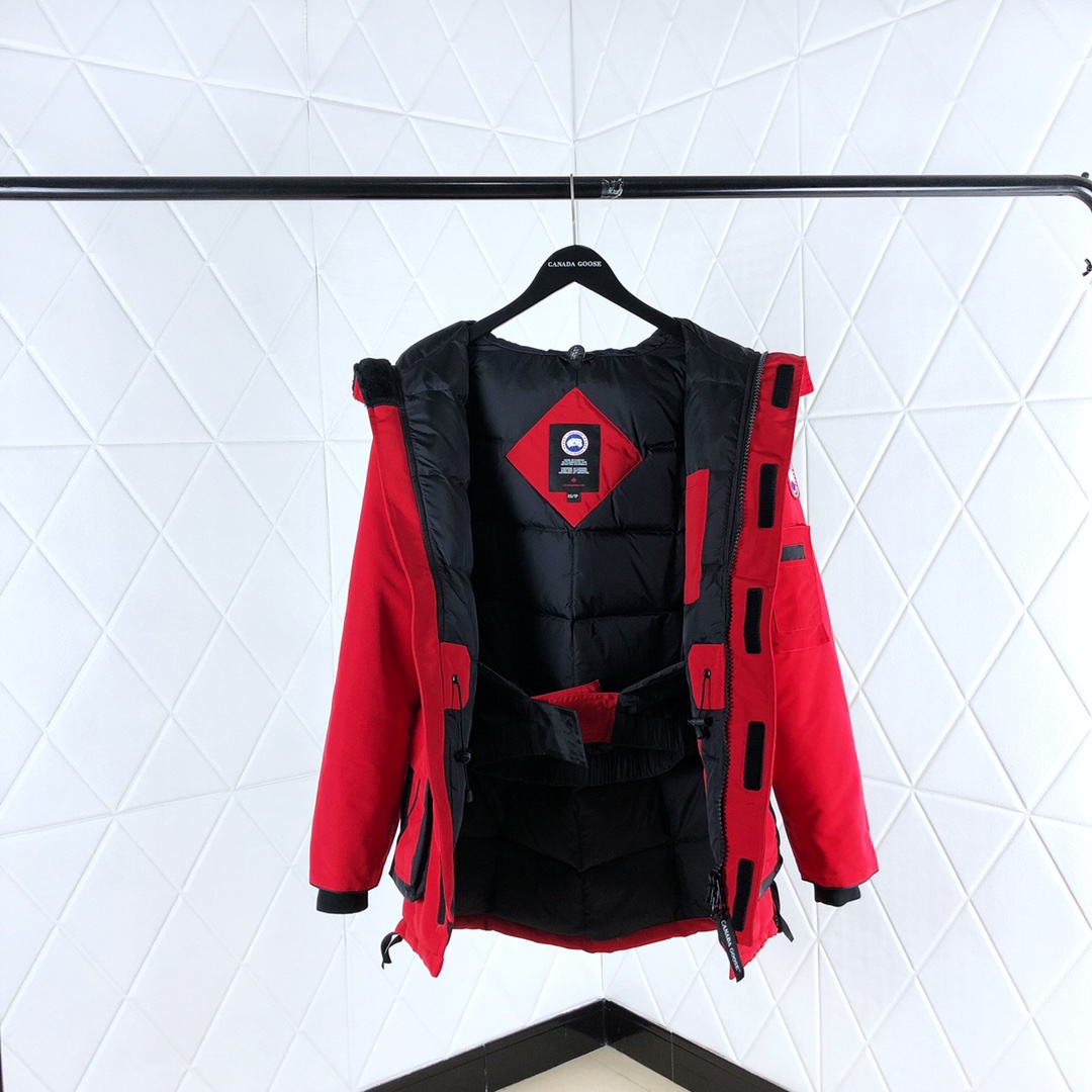 艾宝品质💰(480)大狼毛
10款 Got天猫亚洲版  本地自取  支持放店  
绝不钻绒 钻一根绒 免费换新 无限供货 绝不断货 加拿大鹅 雪的咒语 Canada Goose 10款 SNOW MANTRA 男女 远征 羽绒服

加拿大鹅家的羽绒服
在冬天一直是一个宠儿
这件羽绒服十分的暖和

♦#情侣款 中长款超级火爆的羽绒服
♦某一线品牌工厂代工 支持代购 支持进专柜对比

♦加拿大鹅 品牌Canada Goose一直是被公认为最保暖的羽绒服，各种各路ins红人、网红、明星也时长穿它街拍。
♦品牌方特供YKK五金拉链，重点推荐，那种质感丝滑，卖过好货得自然知道这种好东西。
全身多个口袋设计 既可以拿来拗造型 也可以拿来装物品
♦口袋处的LOGO设计和品牌名设计更能体现大牌范衣门禁的魔术贴设计更加方便简约

♦可拆卸毛领采用顶级进口狼毛,不是市场上大部分的那种又松又软的貉子毛和假毛能够比拟的。天然西伯利亚郊狼毛领，那种细腻又坚挺的手感，是来自大自然风霜侵蚀才呈现出来的生命感。毛领可拆卸！市面太多仿狼毛，通常会用貉子毛或其他假毛代替，差不是一丁半点的档次！我就不多说了，各卖各货！

♦填充份：标准国标白鸭绒关于含绒量，大家可以用手感受下，好的羽绒是没有什么梗仔的，再一个有的顾客说衣服很轻，市场上的很重，对于我们内行人来，充点羽丝到衣服里面看起来又鼓又重。但我们不会这样做！

♦支持代购！过去几年一直合作的小伙伴都知道，我家货每年都会升级 更新 购买正品开版 经过时间考验好评如潮 那种大量批发的市场货，跟我们是没得比的，欢迎各位到专柜看过了再来我家购买！

♦男女款 XS  S  M  L  XL  XXL   六个码