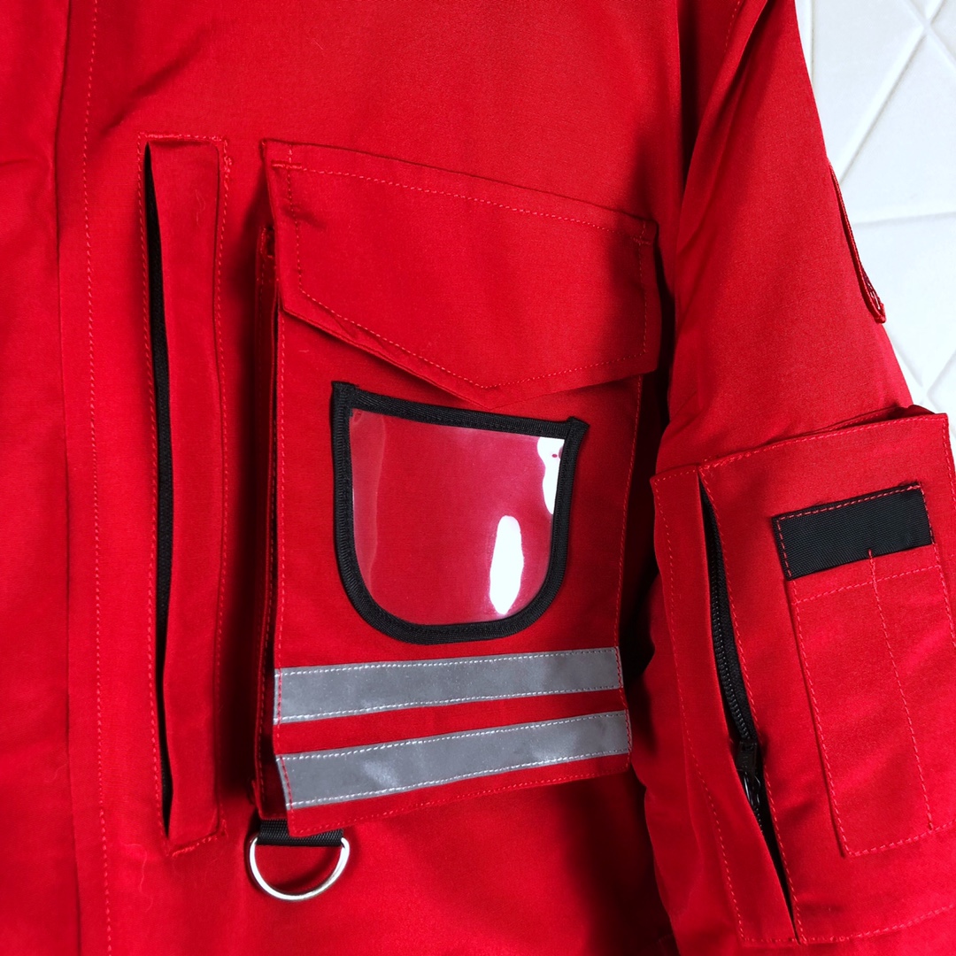 艾宝品质💰(480)大狼毛
10款 Got天猫亚洲版  本地自取  支持放店  
绝不钻绒 钻一根绒 免费换新 无限供货 绝不断货 加拿大鹅 雪的咒语 Canada Goose 10款 SNOW MANTRA 男女 远征 羽绒服

加拿大鹅家的羽绒服
在冬天一直是一个宠儿
这件羽绒服十分的暖和

♦#情侣款 中长款超级火爆的羽绒服
♦某一线品牌工厂代工 支持代购 支持进专柜对比

♦加拿大鹅 品牌Canada Goose一直是被公认为最保暖的羽绒服，各种各路ins红人、网红、明星也时长穿它街拍。
♦品牌方特供YKK五金拉链，重点推荐，那种质感丝滑，卖过好货得自然知道这种好东西。
全身多个口袋设计 既可以拿来拗造型 也可以拿来装物品
♦口袋处的LOGO设计和品牌名设计更能体现大牌范衣门禁的魔术贴设计更加方便简约

♦可拆卸毛领采用顶级进口狼毛,不是市场上大部分的那种又松又软的貉子毛和假毛能够比拟的。天然西伯利亚郊狼毛领，那种细腻又坚挺的手感，是来自大自然风霜侵蚀才呈现出来的生命感。毛领可拆卸！市面太多仿狼毛，通常会用貉子毛或其他假毛代替，差不是一丁半点的档次！我就不多说了，各卖各货！

♦填充份：标准国标白鸭绒关于含绒量，大家可以用手感受下，好的羽绒是没有什么梗仔的，再一个有的顾客说衣服很轻，市场上的很重，对于我们内行人来，充点羽丝到衣服里面看起来又鼓又重。但我们不会这样做！

♦支持代购！过去几年一直合作的小伙伴都知道，我家货每年都会升级 更新 购买正品开版 经过时间考验好评如潮 那种大量批发的市场货，跟我们是没得比的，欢迎各位到专柜看过了再来我家购买！

♦男女款 XS  S  M  L  XL  XXL   六个码