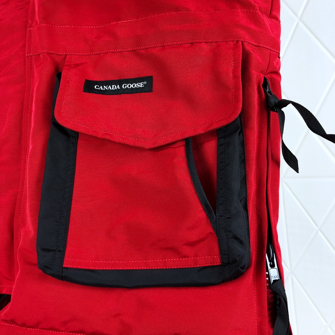 艾宝品质💰(480)大狼毛
10款 Got天猫亚洲版  本地自取  支持放店  
绝不钻绒 钻一根绒 免费换新 无限供货 绝不断货 加拿大鹅 雪的咒语 Canada Goose 10款 SNOW MANTRA 男女 远征 羽绒服

加拿大鹅家的羽绒服
在冬天一直是一个宠儿
这件羽绒服十分的暖和

♦#情侣款 中长款超级火爆的羽绒服
♦某一线品牌工厂代工 支持代购 支持进专柜对比

♦加拿大鹅 品牌Canada Goose一直是被公认为最保暖的羽绒服，各种各路ins红人、网红、明星也时长穿它街拍。
♦品牌方特供YKK五金拉链，重点推荐，那种质感丝滑，卖过好货得自然知道这种好东西。
全身多个口袋设计 既可以拿来拗造型 也可以拿来装物品
♦口袋处的LOGO设计和品牌名设计更能体现大牌范衣门禁的魔术贴设计更加方便简约

♦可拆卸毛领采用顶级进口狼毛,不是市场上大部分的那种又松又软的貉子毛和假毛能够比拟的。天然西伯利亚郊狼毛领，那种细腻又坚挺的手感，是来自大自然风霜侵蚀才呈现出来的生命感。毛领可拆卸！市面太多仿狼毛，通常会用貉子毛或其他假毛代替，差不是一丁半点的档次！我就不多说了，各卖各货！

♦填充份：标准国标白鸭绒关于含绒量，大家可以用手感受下，好的羽绒是没有什么梗仔的，再一个有的顾客说衣服很轻，市场上的很重，对于我们内行人来，充点羽丝到衣服里面看起来又鼓又重。但我们不会这样做！

♦支持代购！过去几年一直合作的小伙伴都知道，我家货每年都会升级 更新 购买正品开版 经过时间考验好评如潮 那种大量批发的市场货，跟我们是没得比的，欢迎各位到专柜看过了再来我家购买！

♦男女款 XS  S  M  L  XL  XXL   六个码