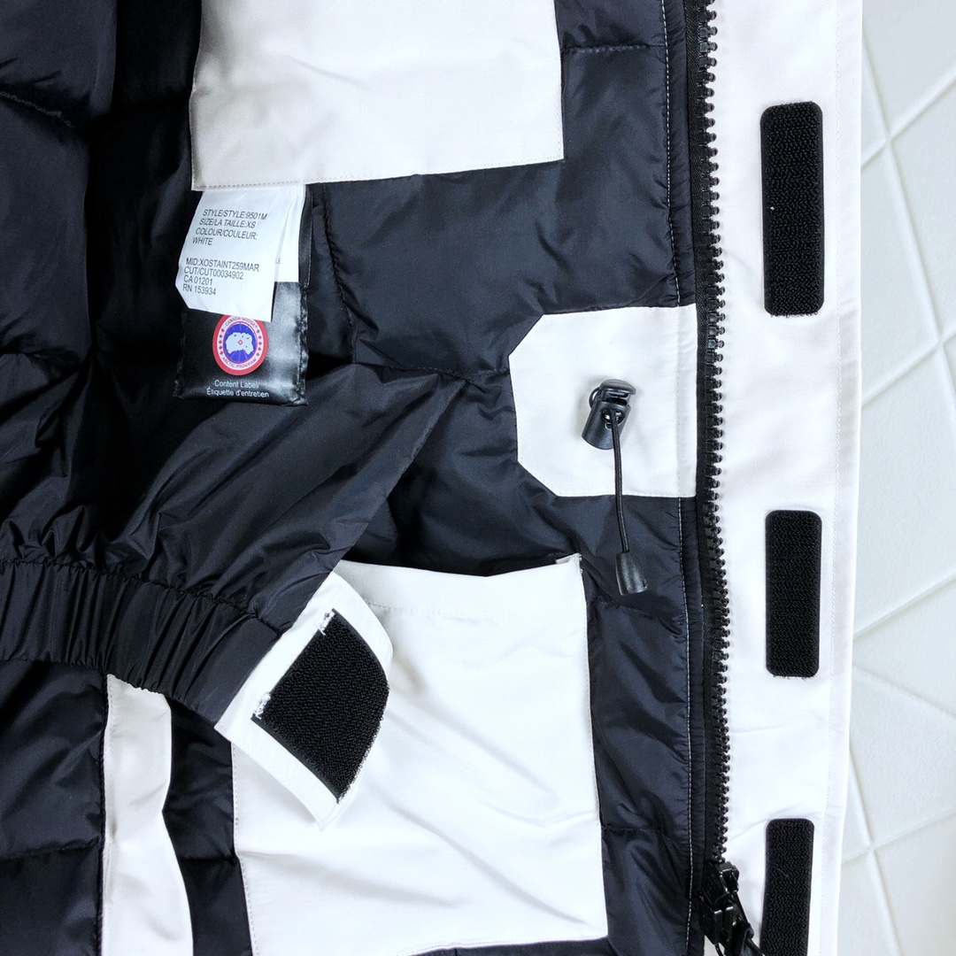 艾宝品质💰(480)大狼毛
10款 Got天猫亚洲版  本地自取  支持放店  
绝不钻绒 钻一根绒 免费换新 无限供货 绝不断货 加拿大鹅 雪的咒语 Canada Goose 10款 SNOW MANTRA 男女 远征 羽绒服

加拿大鹅家的羽绒服
在冬天一直是一个宠儿
这件羽绒服十分的暖和

♦#情侣款 中长款超级火爆的羽绒服
♦某一线品牌工厂代工 支持代购 支持进专柜对比

♦加拿大鹅 品牌Canada Goose一直是被公认为最保暖的羽绒服，各种各路ins红人、网红、明星也时长穿它街拍。
♦品牌方特供YKK五金拉链，重点推荐，那种质感丝滑，卖过好货得自然知道这种好东西。
全身多个口袋设计 既可以拿来拗造型 也可以拿来装物品
♦口袋处的LOGO设计和品牌名设计更能体现大牌范衣门禁的魔术贴设计更加方便简约

♦可拆卸毛领采用顶级进口狼毛,不是市场上大部分的那种又松又软的貉子毛和假毛能够比拟的。天然西伯利亚郊狼毛领，那种细腻又坚挺的手感，是来自大自然风霜侵蚀才呈现出来的生命感。毛领可拆卸！市面太多仿狼毛，通常会用貉子毛或其他假毛代替，差不是一丁半点的档次！我就不多说了，各卖各货！

♦填充份：标准国标白鸭绒关于含绒量，大家可以用手感受下，好的羽绒是没有什么梗仔的，再一个有的顾客说衣服很轻，市场上的很重，对于我们内行人来，充点羽丝到衣服里面看起来又鼓又重。但我们不会这样做！

♦支持代购！过去几年一直合作的小伙伴都知道，我家货每年都会升级 更新 购买正品开版 经过时间考验好评如潮 那种大量批发的市场货，跟我们是没得比的，欢迎各位到专柜看过了再来我家购买！

♦男女款 XS  S  M  L  XL  XXL   六个码