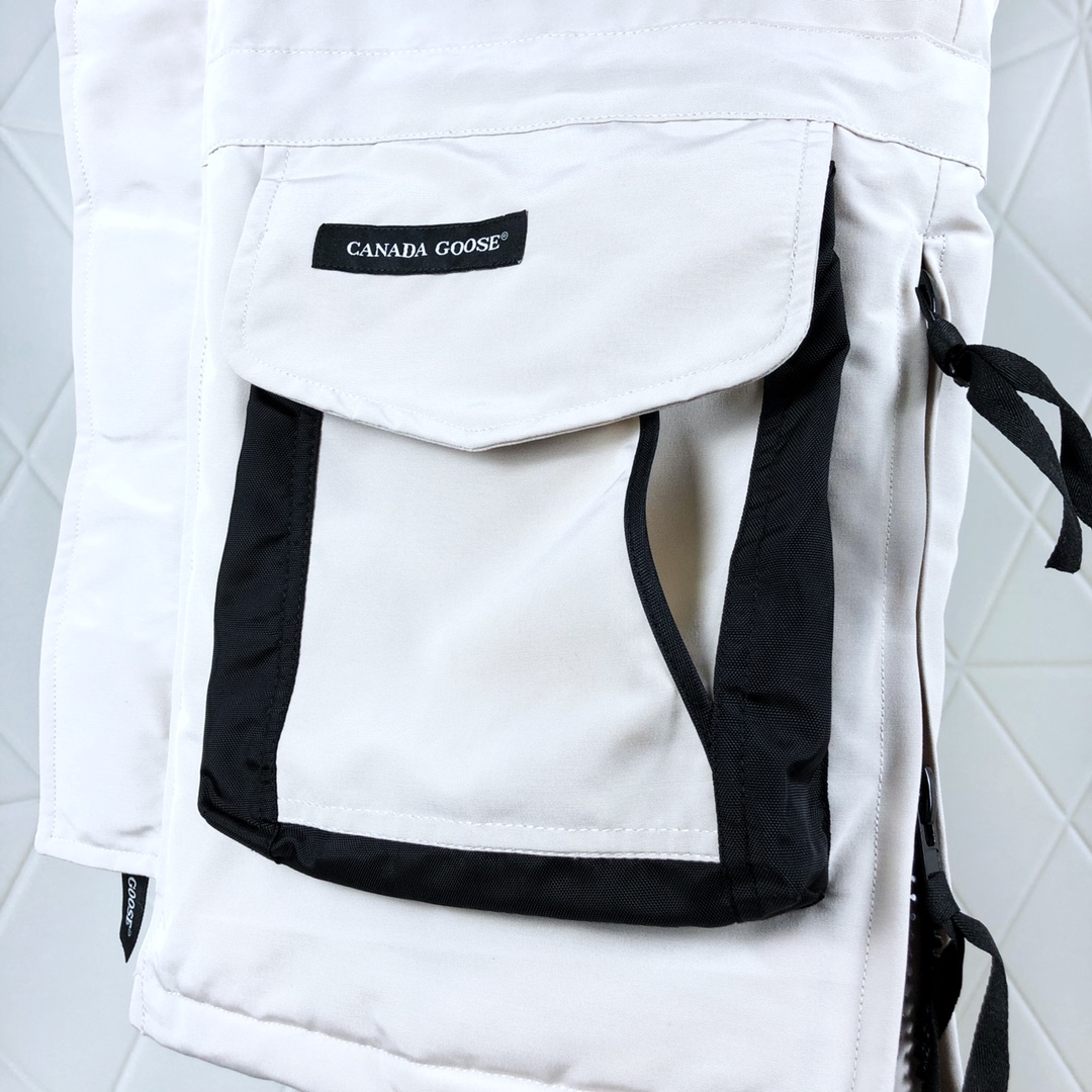 艾宝品质💰(480)大狼毛
10款 Got天猫亚洲版  本地自取  支持放店  
绝不钻绒 钻一根绒 免费换新 无限供货 绝不断货 加拿大鹅 雪的咒语 Canada Goose 10款 SNOW MANTRA 男女 远征 羽绒服

加拿大鹅家的羽绒服
在冬天一直是一个宠儿
这件羽绒服十分的暖和

♦#情侣款 中长款超级火爆的羽绒服
♦某一线品牌工厂代工 支持代购 支持进专柜对比

♦加拿大鹅 品牌Canada Goose一直是被公认为最保暖的羽绒服，各种各路ins红人、网红、明星也时长穿它街拍。
♦品牌方特供YKK五金拉链，重点推荐，那种质感丝滑，卖过好货得自然知道这种好东西。
全身多个口袋设计 既可以拿来拗造型 也可以拿来装物品
♦口袋处的LOGO设计和品牌名设计更能体现大牌范衣门禁的魔术贴设计更加方便简约

♦可拆卸毛领采用顶级进口狼毛,不是市场上大部分的那种又松又软的貉子毛和假毛能够比拟的。天然西伯利亚郊狼毛领，那种细腻又坚挺的手感，是来自大自然风霜侵蚀才呈现出来的生命感。毛领可拆卸！市面太多仿狼毛，通常会用貉子毛或其他假毛代替，差不是一丁半点的档次！我就不多说了，各卖各货！

♦填充份：标准国标白鸭绒关于含绒量，大家可以用手感受下，好的羽绒是没有什么梗仔的，再一个有的顾客说衣服很轻，市场上的很重，对于我们内行人来，充点羽丝到衣服里面看起来又鼓又重。但我们不会这样做！

♦支持代购！过去几年一直合作的小伙伴都知道，我家货每年都会升级 更新 购买正品开版 经过时间考验好评如潮 那种大量批发的市场货，跟我们是没得比的，欢迎各位到专柜看过了再来我家购买！

♦男女款 XS  S  M  L  XL  XXL   六个码