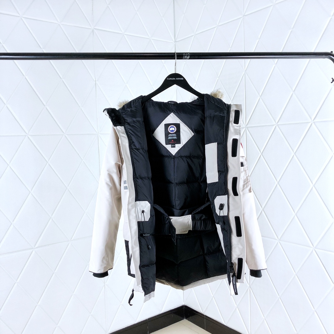 艾宝品质💰(480)大狼毛
10款 Got天猫亚洲版  本地自取  支持放店  
绝不钻绒 钻一根绒 免费换新 无限供货 绝不断货 加拿大鹅 雪的咒语 Canada Goose 10款 SNOW MANTRA 男女 远征 羽绒服

加拿大鹅家的羽绒服
在冬天一直是一个宠儿
这件羽绒服十分的暖和

♦#情侣款 中长款超级火爆的羽绒服
♦某一线品牌工厂代工 支持代购 支持进专柜对比

♦加拿大鹅 品牌Canada Goose一直是被公认为最保暖的羽绒服，各种各路ins红人、网红、明星也时长穿它街拍。
♦品牌方特供YKK五金拉链，重点推荐，那种质感丝滑，卖过好货得自然知道这种好东西。
全身多个口袋设计 既可以拿来拗造型 也可以拿来装物品
♦口袋处的LOGO设计和品牌名设计更能体现大牌范衣门禁的魔术贴设计更加方便简约

♦可拆卸毛领采用顶级进口狼毛,不是市场上大部分的那种又松又软的貉子毛和假毛能够比拟的。天然西伯利亚郊狼毛领，那种细腻又坚挺的手感，是来自大自然风霜侵蚀才呈现出来的生命感。毛领可拆卸！市面太多仿狼毛，通常会用貉子毛或其他假毛代替，差不是一丁半点的档次！我就不多说了，各卖各货！

♦填充份：标准国标白鸭绒关于含绒量，大家可以用手感受下，好的羽绒是没有什么梗仔的，再一个有的顾客说衣服很轻，市场上的很重，对于我们内行人来，充点羽丝到衣服里面看起来又鼓又重。但我们不会这样做！

♦支持代购！过去几年一直合作的小伙伴都知道，我家货每年都会升级 更新 购买正品开版 经过时间考验好评如潮 那种大量批发的市场货，跟我们是没得比的，欢迎各位到专柜看过了再来我家购买！

♦男女款 XS  S  M  L  XL  XXL   六个码