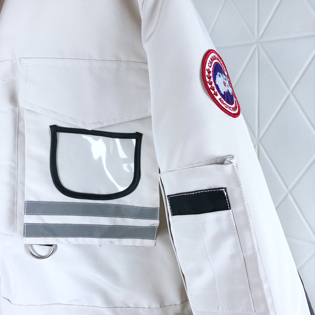 艾宝品质💰(480)大狼毛
10款 Got天猫亚洲版  本地自取  支持放店  
绝不钻绒 钻一根绒 免费换新 无限供货 绝不断货 加拿大鹅 雪的咒语 Canada Goose 10款 SNOW MANTRA 男女 远征 羽绒服

加拿大鹅家的羽绒服
在冬天一直是一个宠儿
这件羽绒服十分的暖和

♦#情侣款 中长款超级火爆的羽绒服
♦某一线品牌工厂代工 支持代购 支持进专柜对比

♦加拿大鹅 品牌Canada Goose一直是被公认为最保暖的羽绒服，各种各路ins红人、网红、明星也时长穿它街拍。
♦品牌方特供YKK五金拉链，重点推荐，那种质感丝滑，卖过好货得自然知道这种好东西。
全身多个口袋设计 既可以拿来拗造型 也可以拿来装物品
♦口袋处的LOGO设计和品牌名设计更能体现大牌范衣门禁的魔术贴设计更加方便简约

♦可拆卸毛领采用顶级进口狼毛,不是市场上大部分的那种又松又软的貉子毛和假毛能够比拟的。天然西伯利亚郊狼毛领，那种细腻又坚挺的手感，是来自大自然风霜侵蚀才呈现出来的生命感。毛领可拆卸！市面太多仿狼毛，通常会用貉子毛或其他假毛代替，差不是一丁半点的档次！我就不多说了，各卖各货！

♦填充份：标准国标白鸭绒关于含绒量，大家可以用手感受下，好的羽绒是没有什么梗仔的，再一个有的顾客说衣服很轻，市场上的很重，对于我们内行人来，充点羽丝到衣服里面看起来又鼓又重。但我们不会这样做！

♦支持代购！过去几年一直合作的小伙伴都知道，我家货每年都会升级 更新 购买正品开版 经过时间考验好评如潮 那种大量批发的市场货，跟我们是没得比的，欢迎各位到专柜看过了再来我家购买！

♦男女款 XS  S  M  L  XL  XXL   六个码