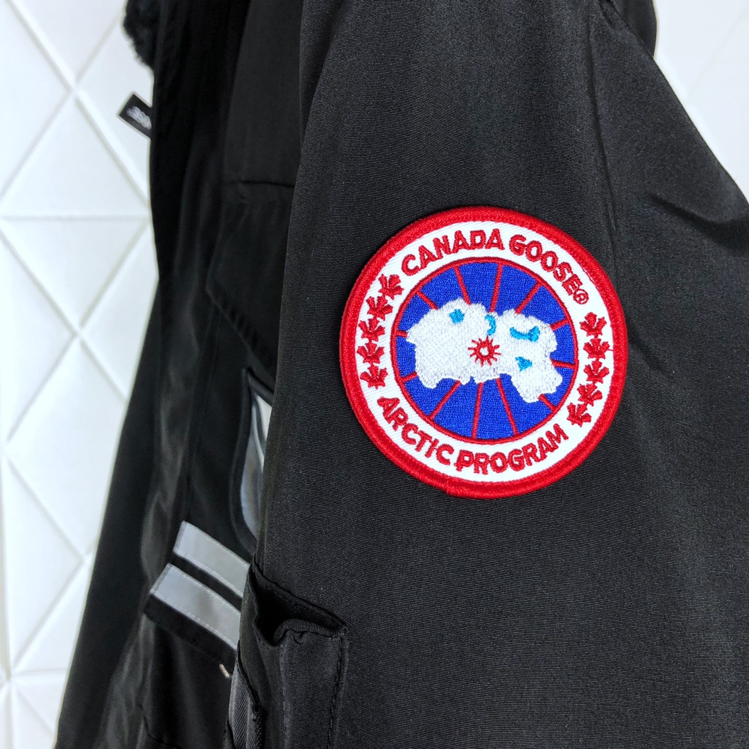 艾宝品质💰(480)大狼毛
10款 Got天猫亚洲版  本地自取  支持放店  
绝不钻绒 钻一根绒 免费换新 无限供货 绝不断货 加拿大鹅 雪的咒语 Canada Goose 10款 SNOW MANTRA 男女 远征 羽绒服

加拿大鹅家的羽绒服
在冬天一直是一个宠儿
这件羽绒服十分的暖和

♦#情侣款 中长款超级火爆的羽绒服
♦某一线品牌工厂代工 支持代购 支持进专柜对比

♦加拿大鹅 品牌Canada Goose一直是被公认为最保暖的羽绒服，各种各路ins红人、网红、明星也时长穿它街拍。
♦品牌方特供YKK五金拉链，重点推荐，那种质感丝滑，卖过好货得自然知道这种好东西。
全身多个口袋设计 既可以拿来拗造型 也可以拿来装物品
♦口袋处的LOGO设计和品牌名设计更能体现大牌范衣门禁的魔术贴设计更加方便简约

♦可拆卸毛领采用顶级进口狼毛,不是市场上大部分的那种又松又软的貉子毛和假毛能够比拟的。天然西伯利亚郊狼毛领，那种细腻又坚挺的手感，是来自大自然风霜侵蚀才呈现出来的生命感。毛领可拆卸！市面太多仿狼毛，通常会用貉子毛或其他假毛代替，差不是一丁半点的档次！我就不多说了，各卖各货！

♦填充份：标准国标白鸭绒关于含绒量，大家可以用手感受下，好的羽绒是没有什么梗仔的，再一个有的顾客说衣服很轻，市场上的很重，对于我们内行人来，充点羽丝到衣服里面看起来又鼓又重。但我们不会这样做！

♦支持代购！过去几年一直合作的小伙伴都知道，我家货每年都会升级 更新 购买正品开版 经过时间考验好评如潮 那种大量批发的市场货，跟我们是没得比的，欢迎各位到专柜看过了再来我家购买！

♦男女款 XS  S  M  L  XL  XXL   六个码