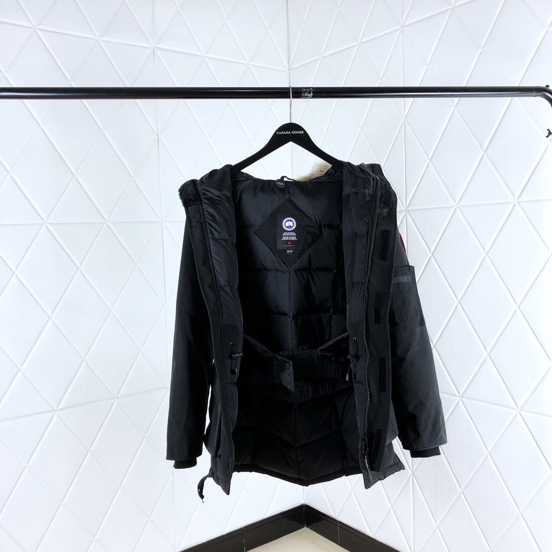 艾宝品质💰(480)大狼毛
10款 Got天猫亚洲版  本地自取  支持放店  
绝不钻绒 钻一根绒 免费换新 无限供货 绝不断货 加拿大鹅 雪的咒语 Canada Goose 10款 SNOW MANTRA 男女 远征 羽绒服

加拿大鹅家的羽绒服
在冬天一直是一个宠儿
这件羽绒服十分的暖和

♦#情侣款 中长款超级火爆的羽绒服
♦某一线品牌工厂代工 支持代购 支持进专柜对比

♦加拿大鹅 品牌Canada Goose一直是被公认为最保暖的羽绒服，各种各路ins红人、网红、明星也时长穿它街拍。
♦品牌方特供YKK五金拉链，重点推荐，那种质感丝滑，卖过好货得自然知道这种好东西。
全身多个口袋设计 既可以拿来拗造型 也可以拿来装物品
♦口袋处的LOGO设计和品牌名设计更能体现大牌范衣门禁的魔术贴设计更加方便简约

♦可拆卸毛领采用顶级进口狼毛,不是市场上大部分的那种又松又软的貉子毛和假毛能够比拟的。天然西伯利亚郊狼毛领，那种细腻又坚挺的手感，是来自大自然风霜侵蚀才呈现出来的生命感。毛领可拆卸！市面太多仿狼毛，通常会用貉子毛或其他假毛代替，差不是一丁半点的档次！我就不多说了，各卖各货！

♦填充份：标准国标白鸭绒关于含绒量，大家可以用手感受下，好的羽绒是没有什么梗仔的，再一个有的顾客说衣服很轻，市场上的很重，对于我们内行人来，充点羽丝到衣服里面看起来又鼓又重。但我们不会这样做！

♦支持代购！过去几年一直合作的小伙伴都知道，我家货每年都会升级 更新 购买正品开版 经过时间考验好评如潮 那种大量批发的市场货，跟我们是没得比的，欢迎各位到专柜看过了再来我家购买！

♦男女款 XS  S  M  L  XL  XXL   六个码