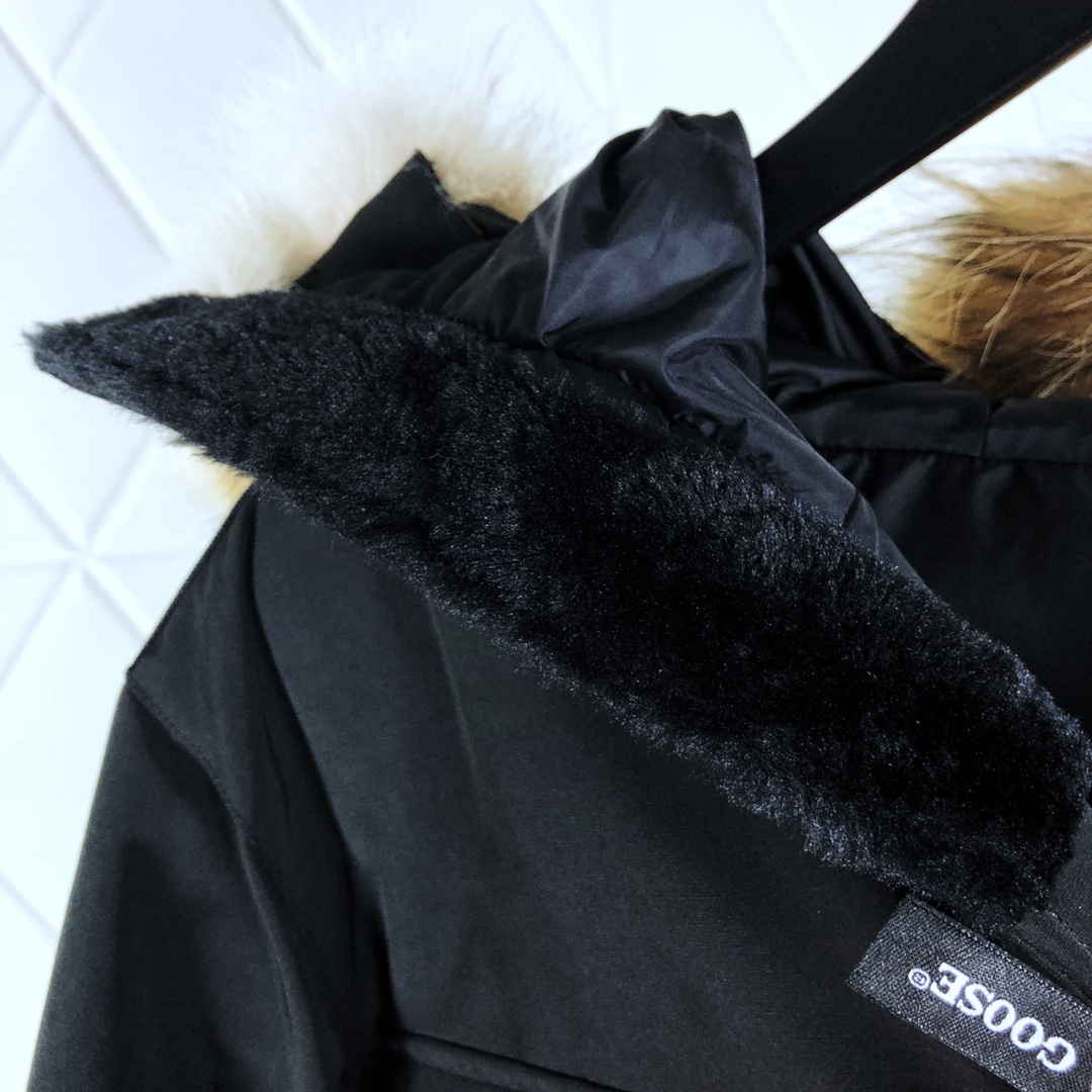 艾宝品质💰(480)大狼毛
10款 Got天猫亚洲版  本地自取  支持放店  
绝不钻绒 钻一根绒 免费换新 无限供货 绝不断货 加拿大鹅 雪的咒语 Canada Goose 10款 SNOW MANTRA 男女 远征 羽绒服

加拿大鹅家的羽绒服
在冬天一直是一个宠儿
这件羽绒服十分的暖和

♦#情侣款 中长款超级火爆的羽绒服
♦某一线品牌工厂代工 支持代购 支持进专柜对比

♦加拿大鹅 品牌Canada Goose一直是被公认为最保暖的羽绒服，各种各路ins红人、网红、明星也时长穿它街拍。
♦品牌方特供YKK五金拉链，重点推荐，那种质感丝滑，卖过好货得自然知道这种好东西。
全身多个口袋设计 既可以拿来拗造型 也可以拿来装物品
♦口袋处的LOGO设计和品牌名设计更能体现大牌范衣门禁的魔术贴设计更加方便简约

♦可拆卸毛领采用顶级进口狼毛,不是市场上大部分的那种又松又软的貉子毛和假毛能够比拟的。天然西伯利亚郊狼毛领，那种细腻又坚挺的手感，是来自大自然风霜侵蚀才呈现出来的生命感。毛领可拆卸！市面太多仿狼毛，通常会用貉子毛或其他假毛代替，差不是一丁半点的档次！我就不多说了，各卖各货！

♦填充份：标准国标白鸭绒关于含绒量，大家可以用手感受下，好的羽绒是没有什么梗仔的，再一个有的顾客说衣服很轻，市场上的很重，对于我们内行人来，充点羽丝到衣服里面看起来又鼓又重。但我们不会这样做！

♦支持代购！过去几年一直合作的小伙伴都知道，我家货每年都会升级 更新 购买正品开版 经过时间考验好评如潮 那种大量批发的市场货，跟我们是没得比的，欢迎各位到专柜看过了再来我家购买！

♦男女款 XS  S  M  L  XL  XXL   六个码