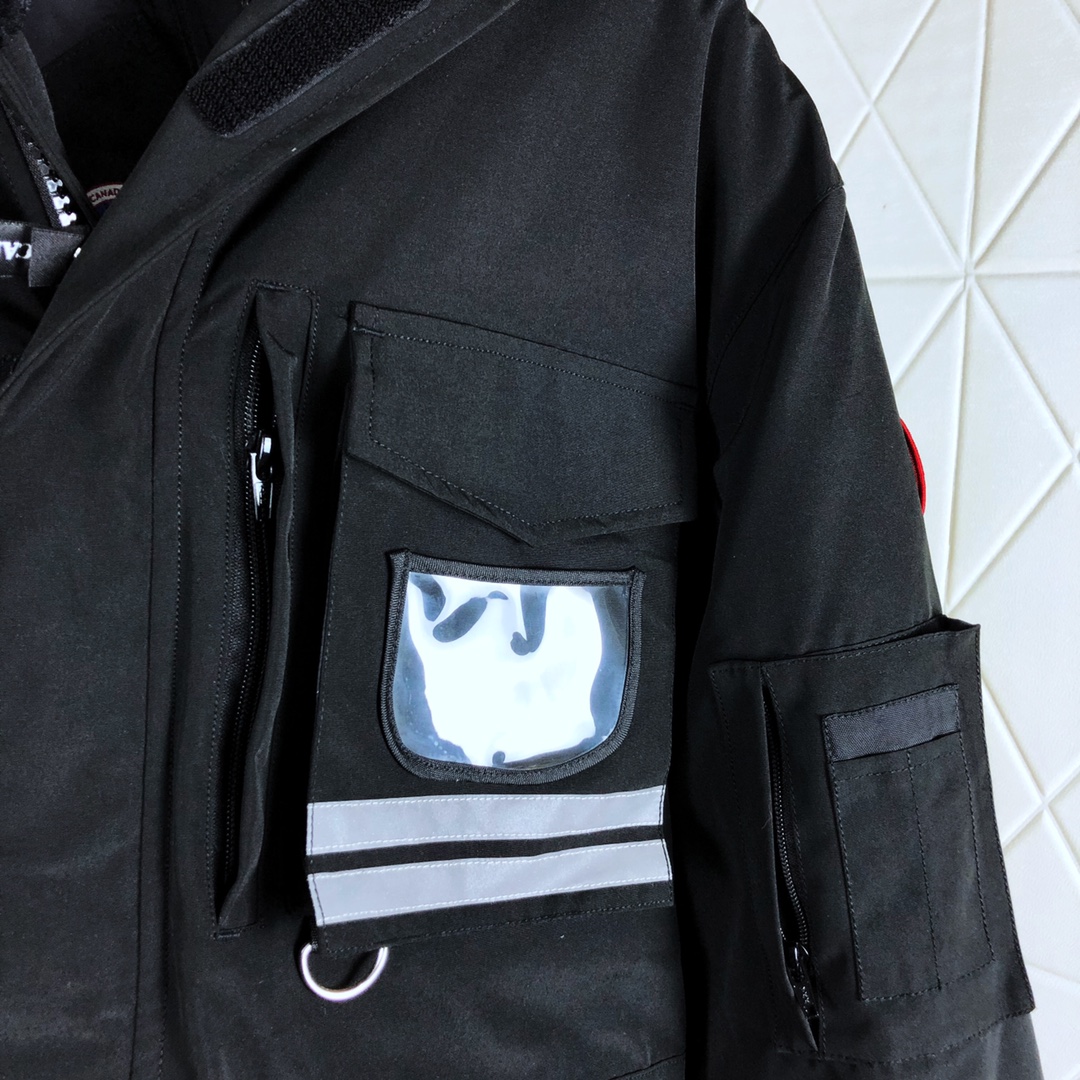 艾宝品质💰(480)大狼毛
10款 Got天猫亚洲版  本地自取  支持放店  
绝不钻绒 钻一根绒 免费换新 无限供货 绝不断货 加拿大鹅 雪的咒语 Canada Goose 10款 SNOW MANTRA 男女 远征 羽绒服

加拿大鹅家的羽绒服
在冬天一直是一个宠儿
这件羽绒服十分的暖和

♦#情侣款 中长款超级火爆的羽绒服
♦某一线品牌工厂代工 支持代购 支持进专柜对比

♦加拿大鹅 品牌Canada Goose一直是被公认为最保暖的羽绒服，各种各路ins红人、网红、明星也时长穿它街拍。
♦品牌方特供YKK五金拉链，重点推荐，那种质感丝滑，卖过好货得自然知道这种好东西。
全身多个口袋设计 既可以拿来拗造型 也可以拿来装物品
♦口袋处的LOGO设计和品牌名设计更能体现大牌范衣门禁的魔术贴设计更加方便简约

♦可拆卸毛领采用顶级进口狼毛,不是市场上大部分的那种又松又软的貉子毛和假毛能够比拟的。天然西伯利亚郊狼毛领，那种细腻又坚挺的手感，是来自大自然风霜侵蚀才呈现出来的生命感。毛领可拆卸！市面太多仿狼毛，通常会用貉子毛或其他假毛代替，差不是一丁半点的档次！我就不多说了，各卖各货！

♦填充份：标准国标白鸭绒关于含绒量，大家可以用手感受下，好的羽绒是没有什么梗仔的，再一个有的顾客说衣服很轻，市场上的很重，对于我们内行人来，充点羽丝到衣服里面看起来又鼓又重。但我们不会这样做！

♦支持代购！过去几年一直合作的小伙伴都知道，我家货每年都会升级 更新 购买正品开版 经过时间考验好评如潮 那种大量批发的市场货，跟我们是没得比的，欢迎各位到专柜看过了再来我家购买！

♦男女款 XS  S  M  L  XL  XXL   六个码