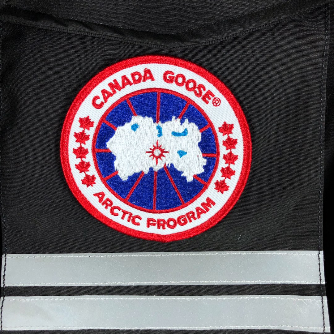 艾宝品质💰(480)大狼毛
10款 Got天猫亚洲版  本地自取  支持放店  
绝不钻绒 钻一根绒 免费换新 无限供货 绝不断货 加拿大鹅 雪的咒语 Canada Goose 10款 SNOW MANTRA 男女 远征 羽绒服

加拿大鹅家的羽绒服
在冬天一直是一个宠儿
这件羽绒服十分的暖和

♦#情侣款 中长款超级火爆的羽绒服
♦某一线品牌工厂代工 支持代购 支持进专柜对比

♦加拿大鹅 品牌Canada Goose一直是被公认为最保暖的羽绒服，各种各路ins红人、网红、明星也时长穿它街拍。
♦品牌方特供YKK五金拉链，重点推荐，那种质感丝滑，卖过好货得自然知道这种好东西。
全身多个口袋设计 既可以拿来拗造型 也可以拿来装物品
♦口袋处的LOGO设计和品牌名设计更能体现大牌范衣门禁的魔术贴设计更加方便简约

♦可拆卸毛领采用顶级进口狼毛,不是市场上大部分的那种又松又软的貉子毛和假毛能够比拟的。天然西伯利亚郊狼毛领，那种细腻又坚挺的手感，是来自大自然风霜侵蚀才呈现出来的生命感。毛领可拆卸！市面太多仿狼毛，通常会用貉子毛或其他假毛代替，差不是一丁半点的档次！我就不多说了，各卖各货！

♦填充份：标准国标白鸭绒关于含绒量，大家可以用手感受下，好的羽绒是没有什么梗仔的，再一个有的顾客说衣服很轻，市场上的很重，对于我们内行人来，充点羽丝到衣服里面看起来又鼓又重。但我们不会这样做！

♦支持代购！过去几年一直合作的小伙伴都知道，我家货每年都会升级 更新 购买正品开版 经过时间考验好评如潮 那种大量批发的市场货，跟我们是没得比的，欢迎各位到专柜看过了再来我家购买！

♦男女款 XS  S  M  L  XL  XXL   六个码