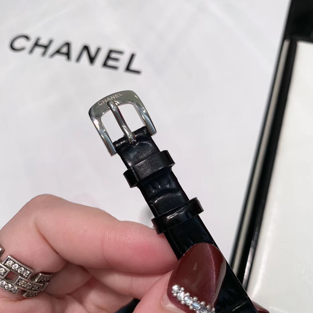 Chanel 香奈儿方形 小巧女款腕表，有三种颜色银壳，玫瑰金，黄金